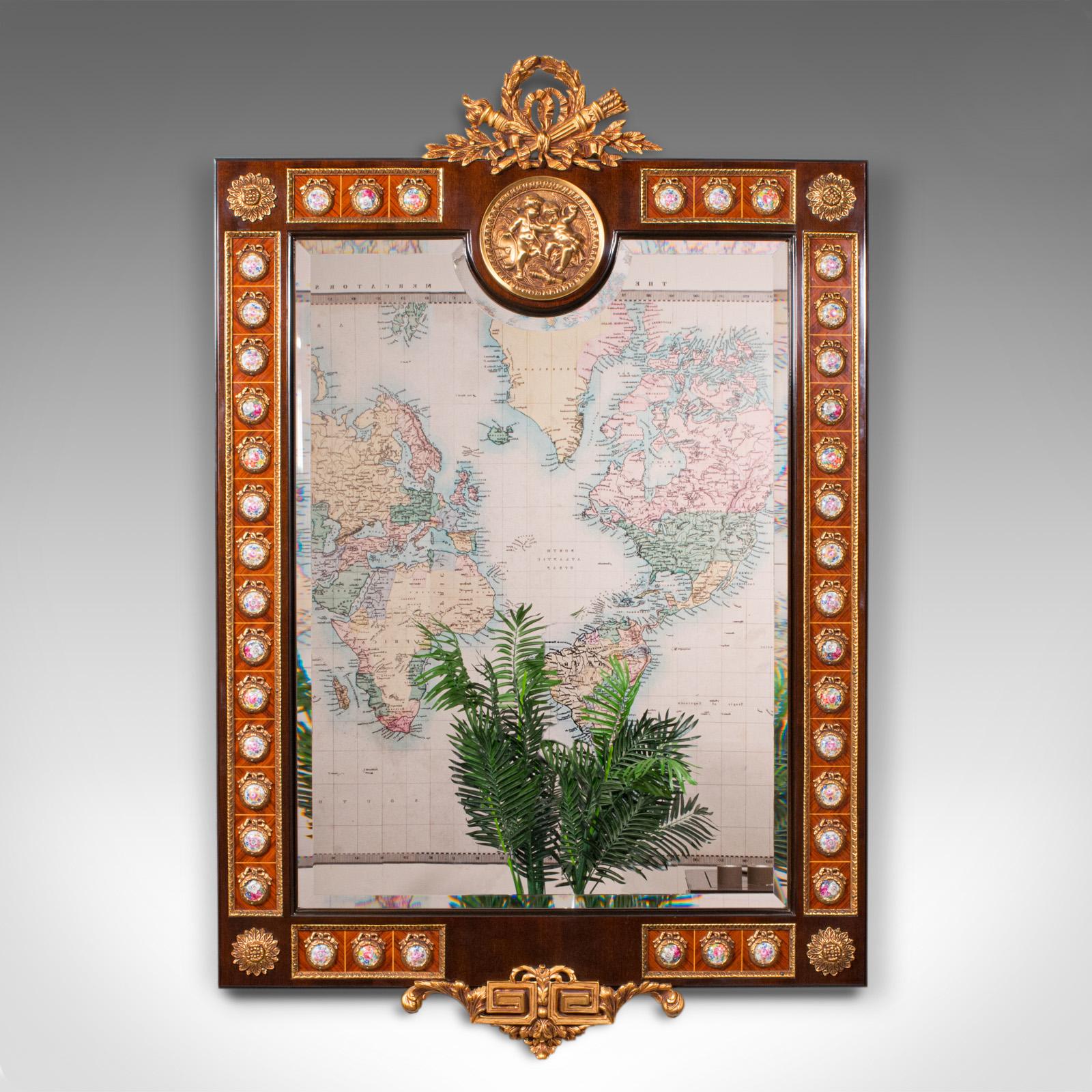 Se trata de un gran espejo decorativo vintage de magnífica calidad. Espejo de sobremesa continental de nogal, de gusto italianizante, de finales del siglo XX, hacia 1970.

Espejo increíblemente ornamentado, con excelente artesanía y muy
