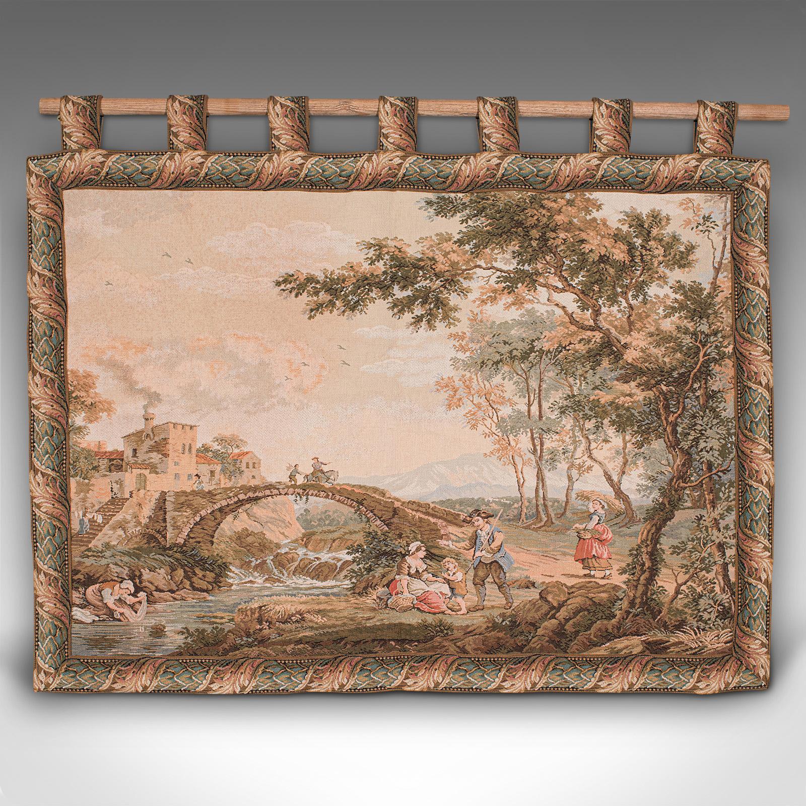 Il s'agit d'un grand panneau décoratif vintage. Une tapisserie continentale à l'aiguille, datant de la fin du 20e siècle, vers 1980.

Merveilleuse scène italianisante représentant un pont européen idyllique
Présente une patine d'usage désirable