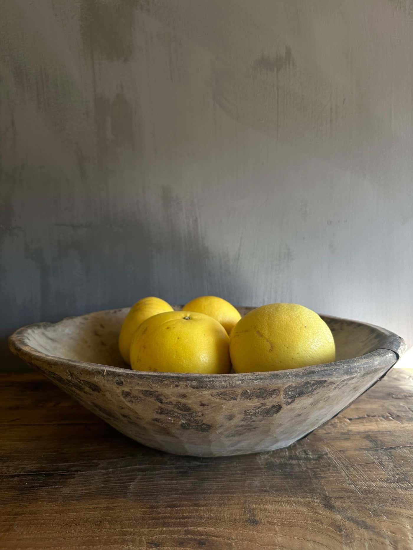 Grand bol décoratif vintage. A utiliser pour les comptoirs ou comme accent sur un mur. Léger, en bois non fini. Accessoires non inclus.

Taille : 19.25