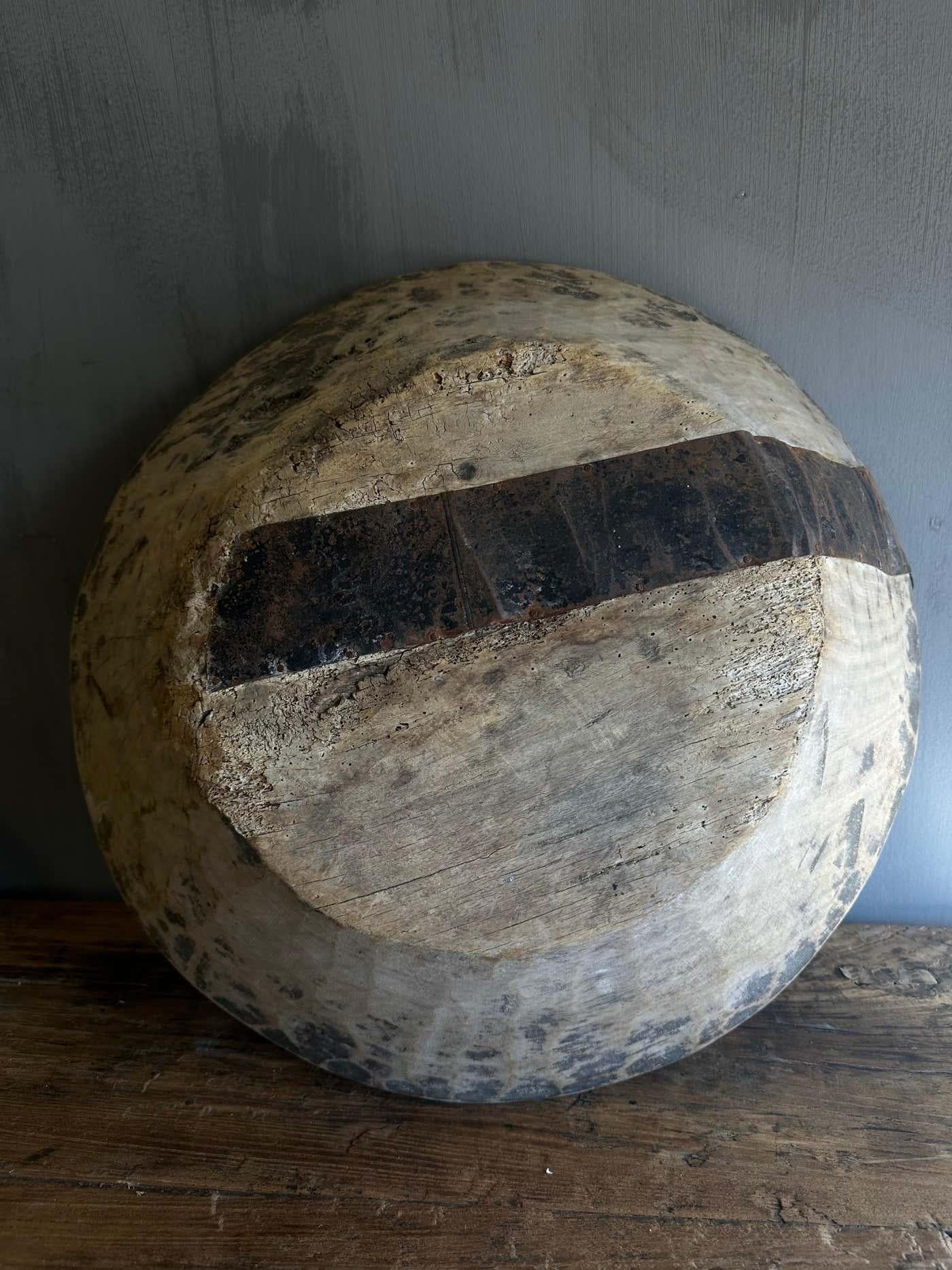 Bois Grand bol décoratif vintage en bois en vente