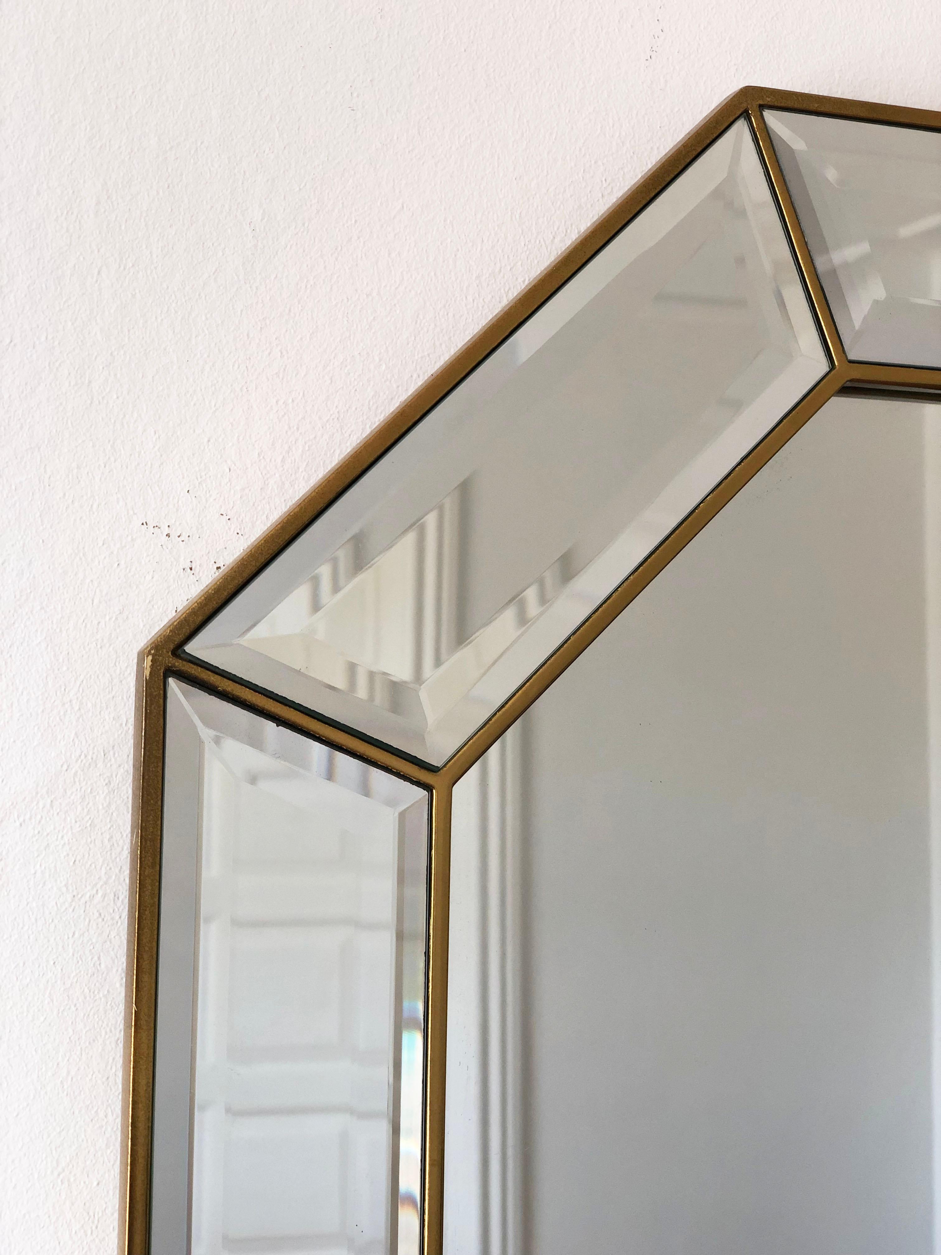 Specchio rettangolare di Deknudt, realizzato in Belgio negli anni Ottanta. La cornice è caratterizzata da un profondo design in vetro smussato che si estende per tutta la sua larghezza, creando un look distintivo ed elegante. Una striscia dorata