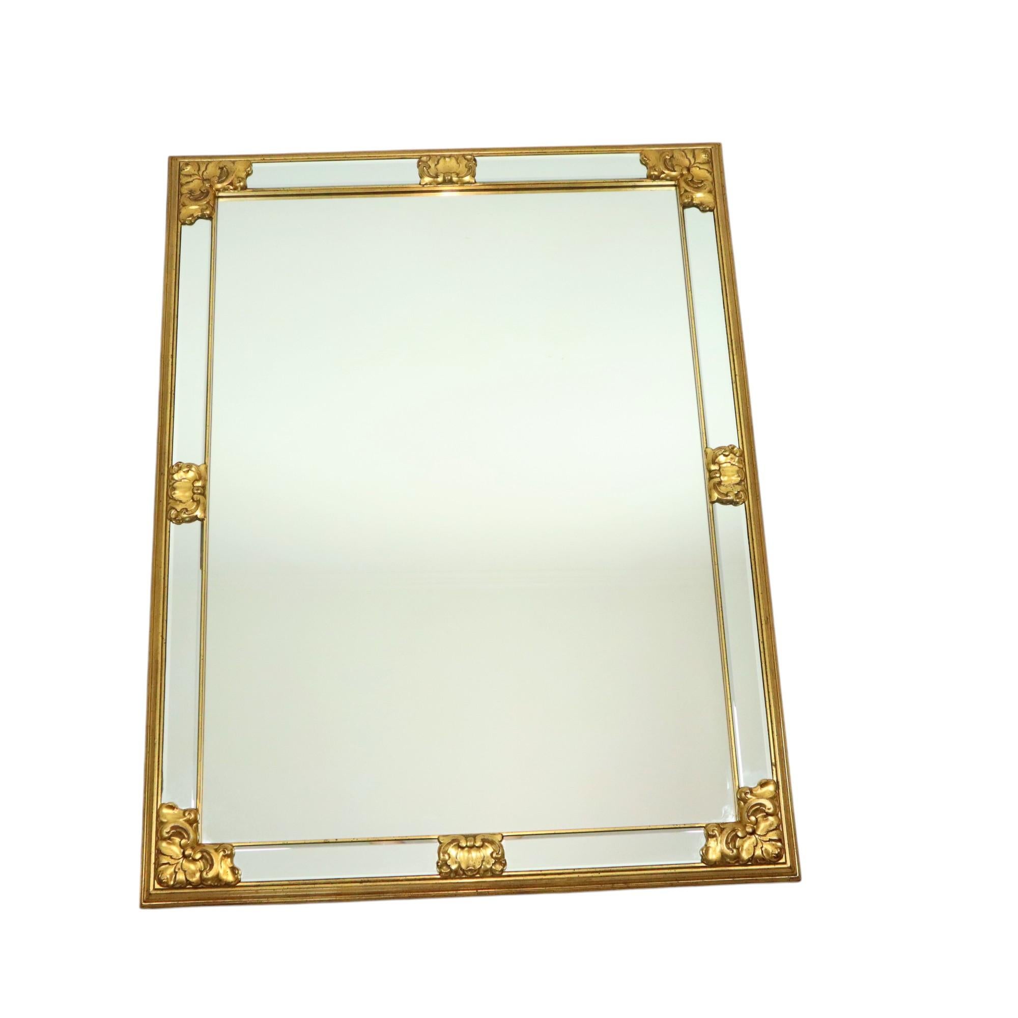 Grande specchio vintage rettangolare Deknudt XL con pannelli laterali sfaccettati e accenti di acanto color oro tutt'intorno, completamente in stile Hollywood Regency, oggetto di design degli anni '70, Belgio.

Specchio di alta qualità e lusso con
