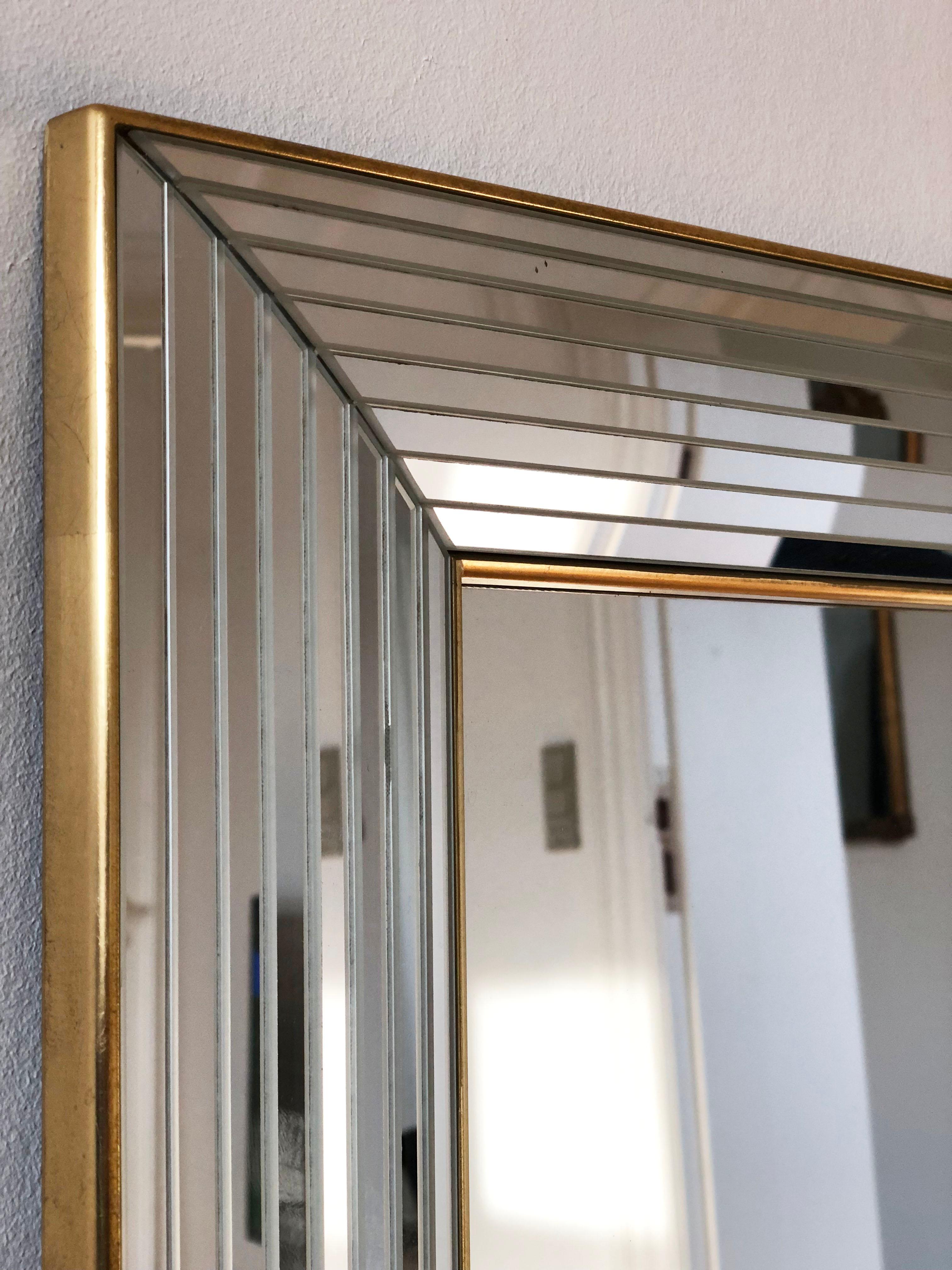 Questo specchio rettangolare di Deknudt, risalente agli anni '90, è realizzato in Belgio. La cornice è caratterizzata da un design con vetro sagomato in profondità che si estende per tutta la sua larghezza, creando un look unico ed elegante. Una