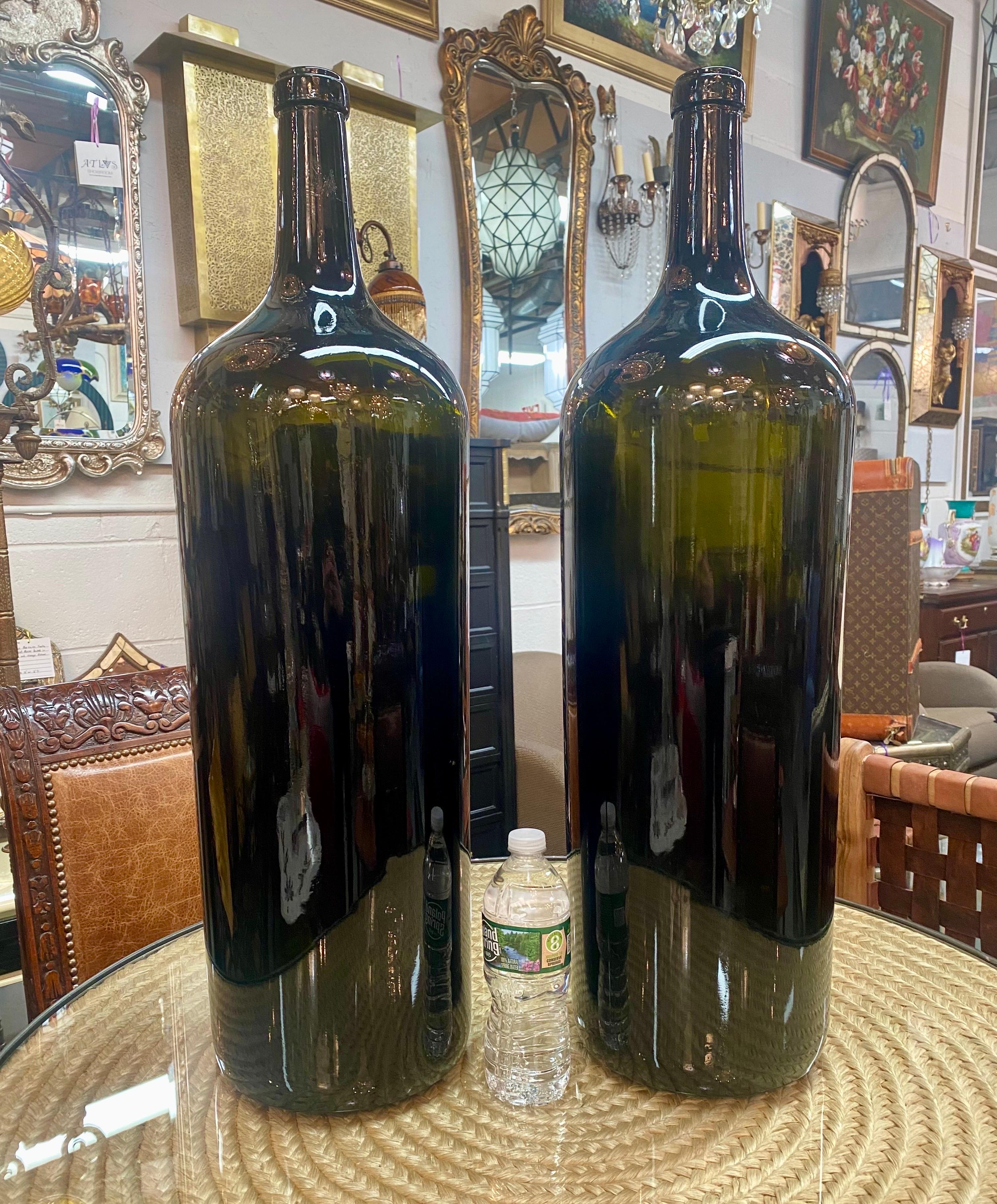Grandes bouteilles de vin en verre soufflé vert foncé de style Demijohn, une paire  en vente 4