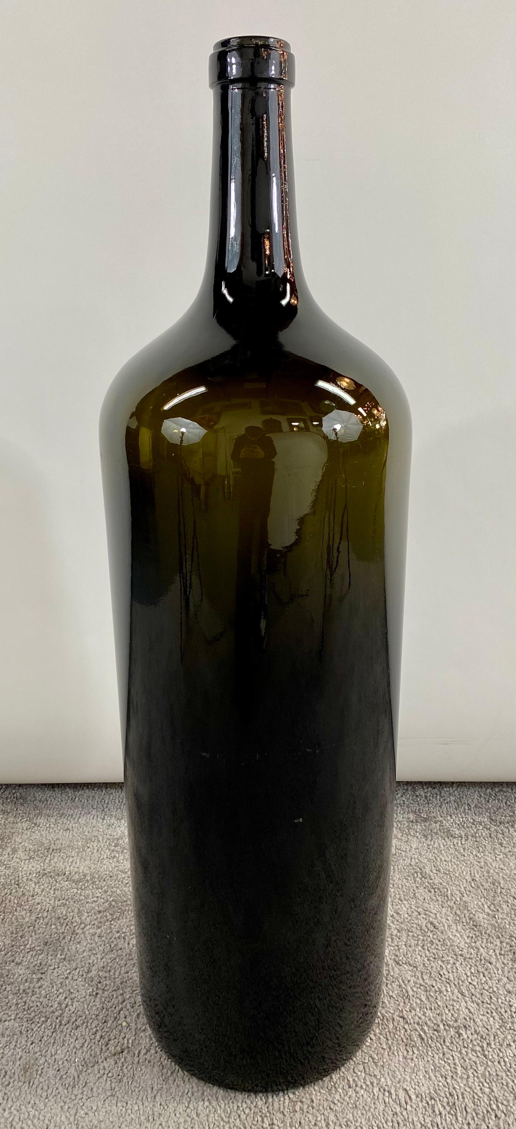 Moderne Grandes bouteilles de vin en verre soufflé vert foncé de style Demijohn, une paire  en vente