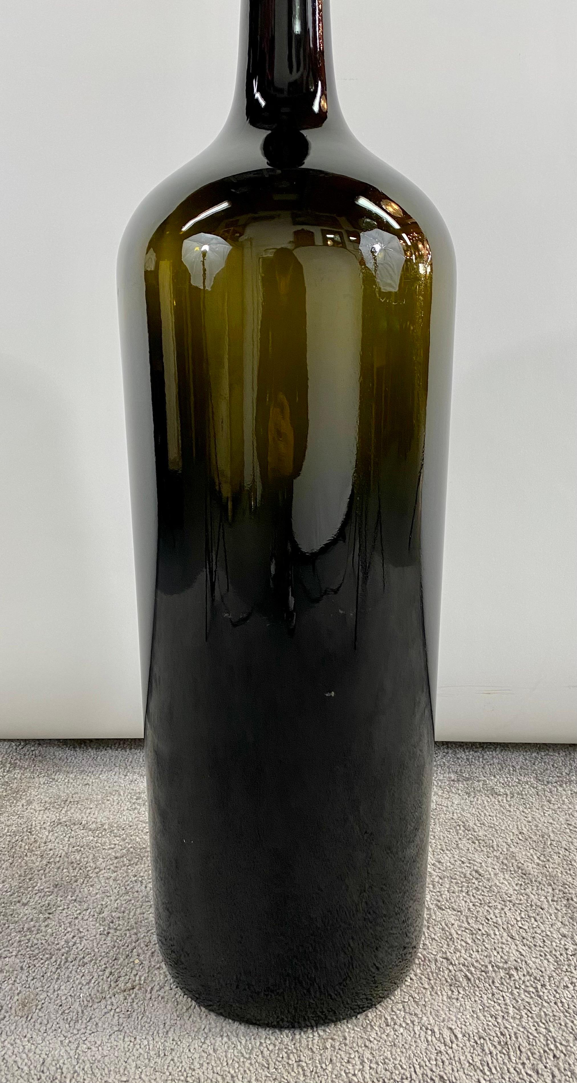 20ième siècle Grandes bouteilles de vin en verre soufflé vert foncé de style Demijohn, une paire  en vente