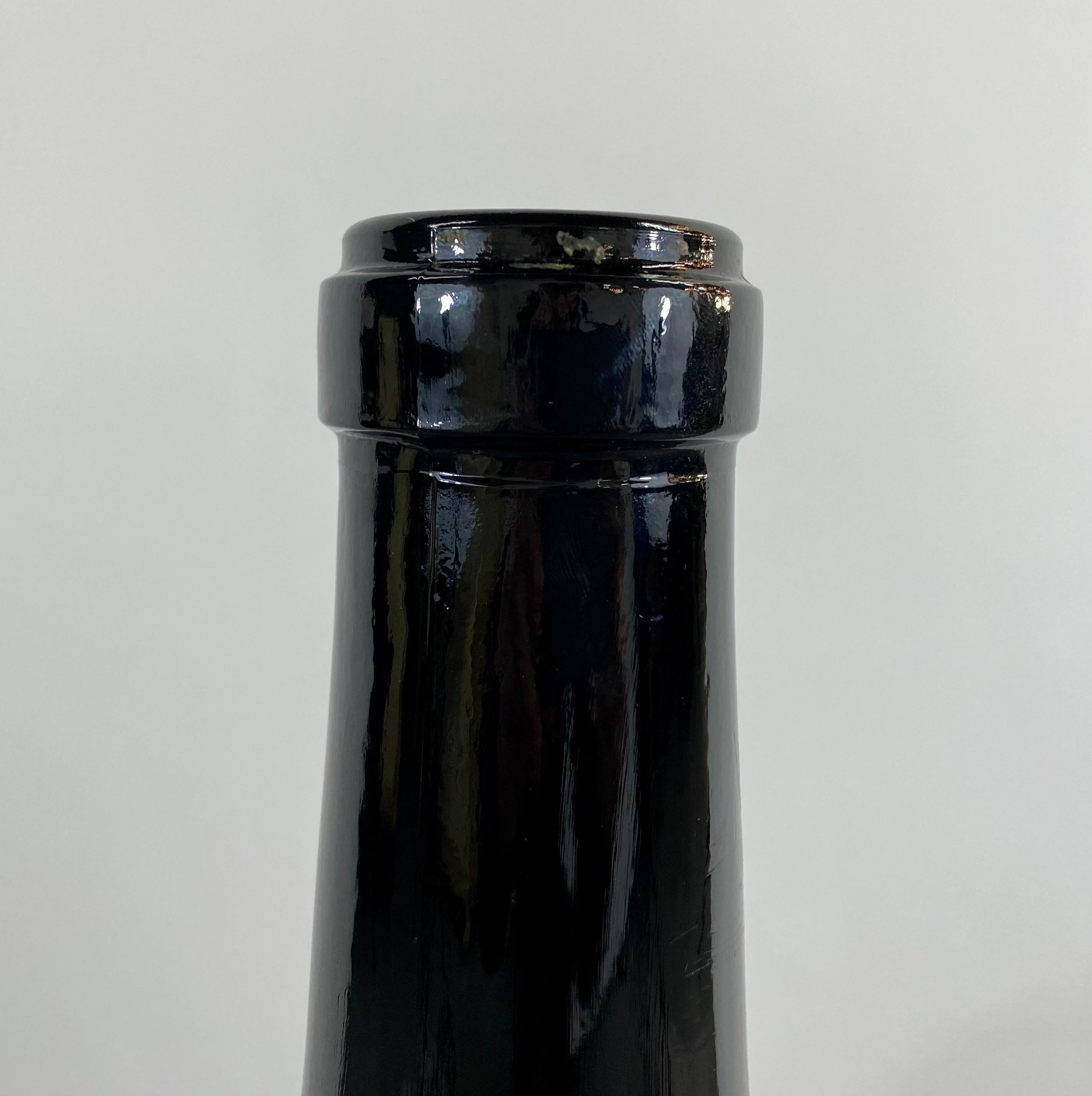 Große dunkelgrüne Vintage-Weinflasche aus geblasenem Glas im Demijohn-Stil, ein Paar  (20. Jahrhundert) im Angebot