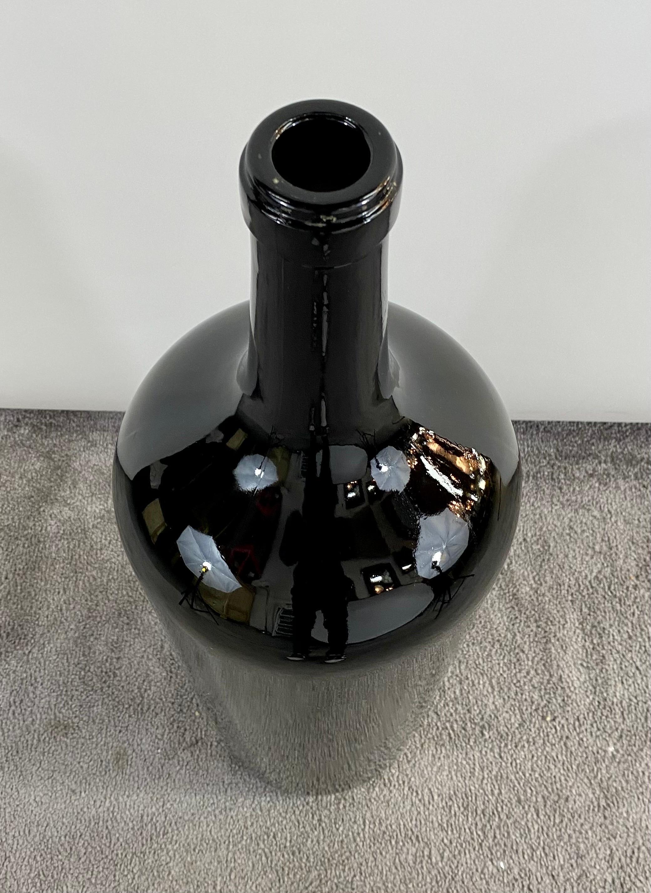Grandes bouteilles de vin en verre soufflé vert foncé de style Demijohn, une paire  en vente 1