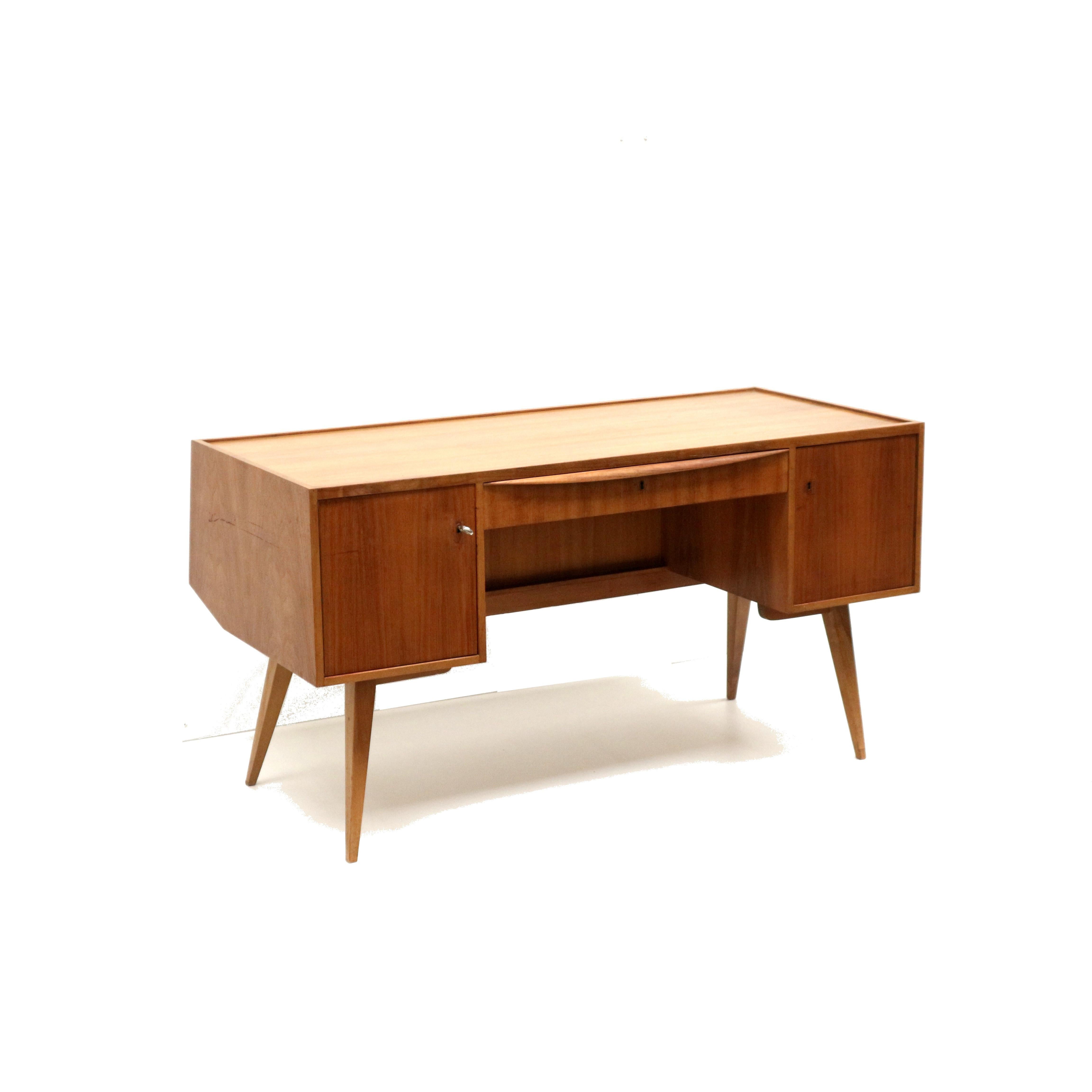 Large vintage desk with slanted legs made in the 70s.

Looking for a stylish vintage desk that adds character to your interior? This large vintage desk from the 70s combines retro charm with functional design. With its elegant slanted legs and