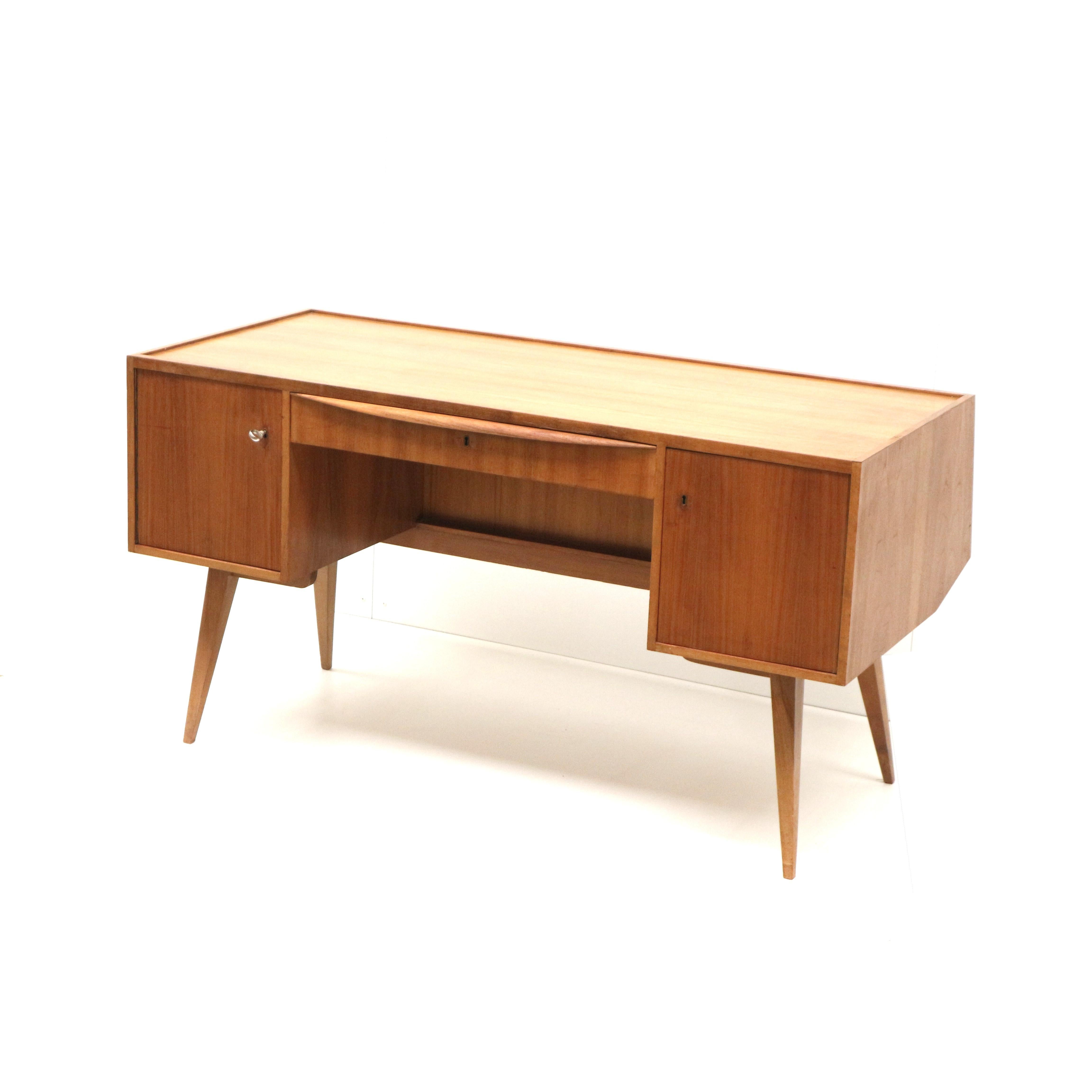 Large vintage desk with slanted legs made in the 70s In Good Condition For Sale In Breda, NB