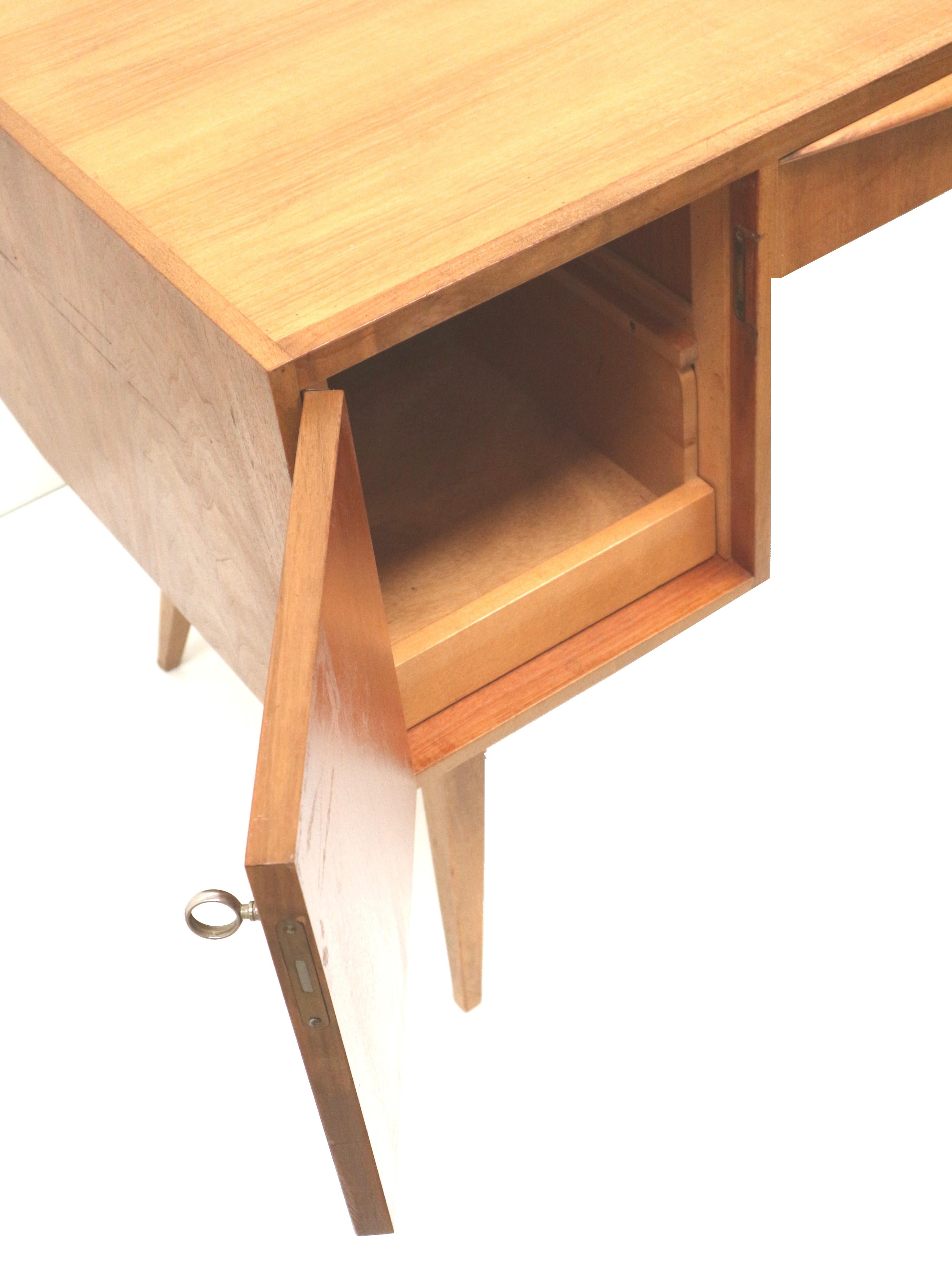 Large vintage desk with slanted legs made in the 70s For Sale 3