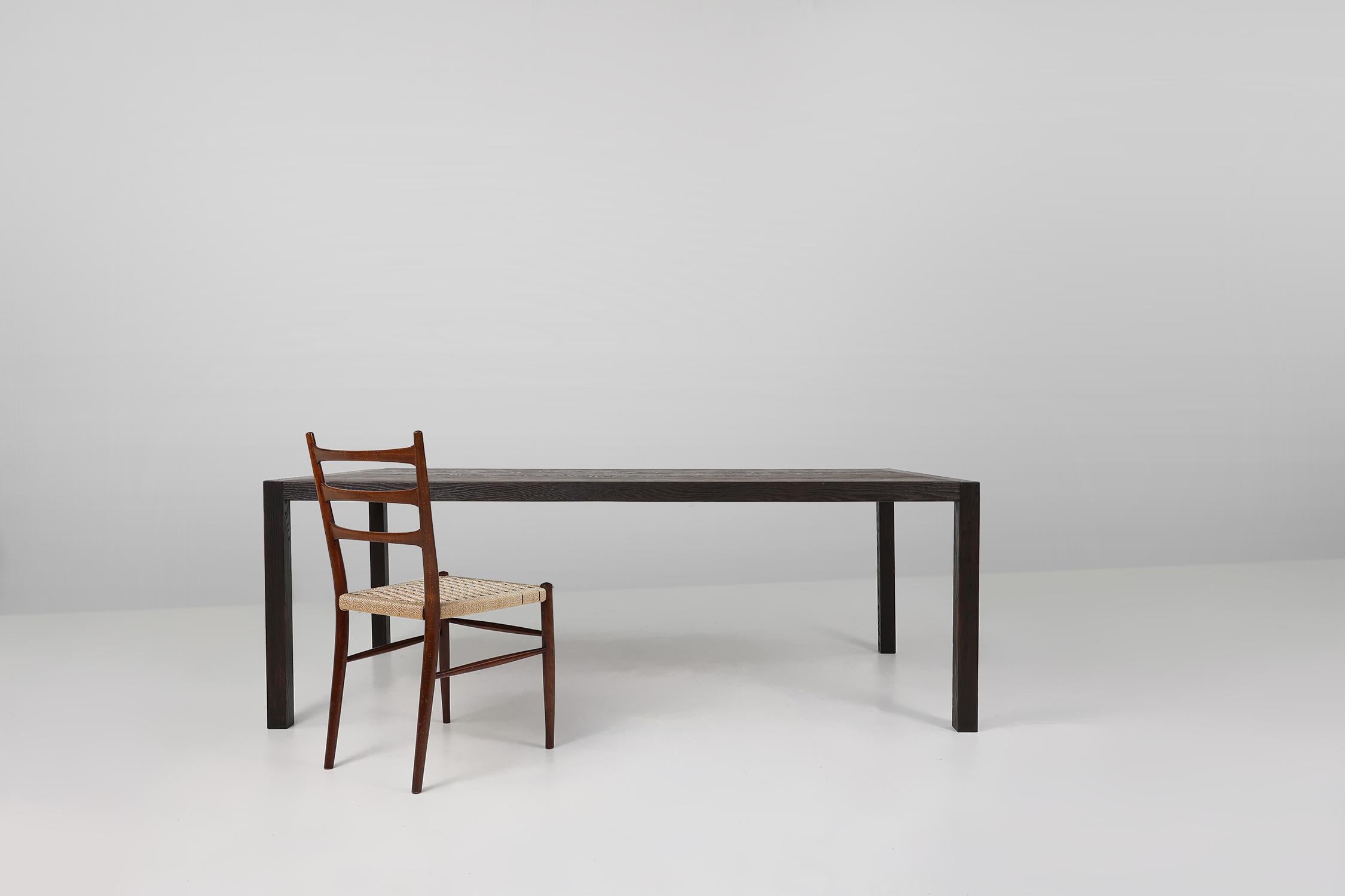 Bélgica / 1980 / mesa / roble / Mitad de siglo / Vintage

Una mesa de comedor grande y extra ancha de roble en marrón muy oscuro y negro. Diseñado en Bélgica en la década de 1980. Las líneas nítidas de la silueta y los bordes en inglete son una