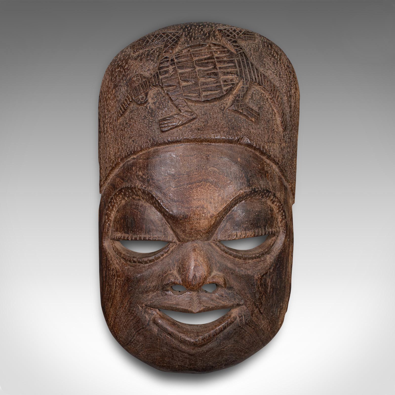 
Il s'agit d'un grand masque de présentation vintage. Masque tribal africain de cérémonie en bois de fer sculpté à la main, datant de la fin du XXe siècle.

Superbe attrait décoratif, avec un charme délicieusement naïf
Présente une patine d'usage