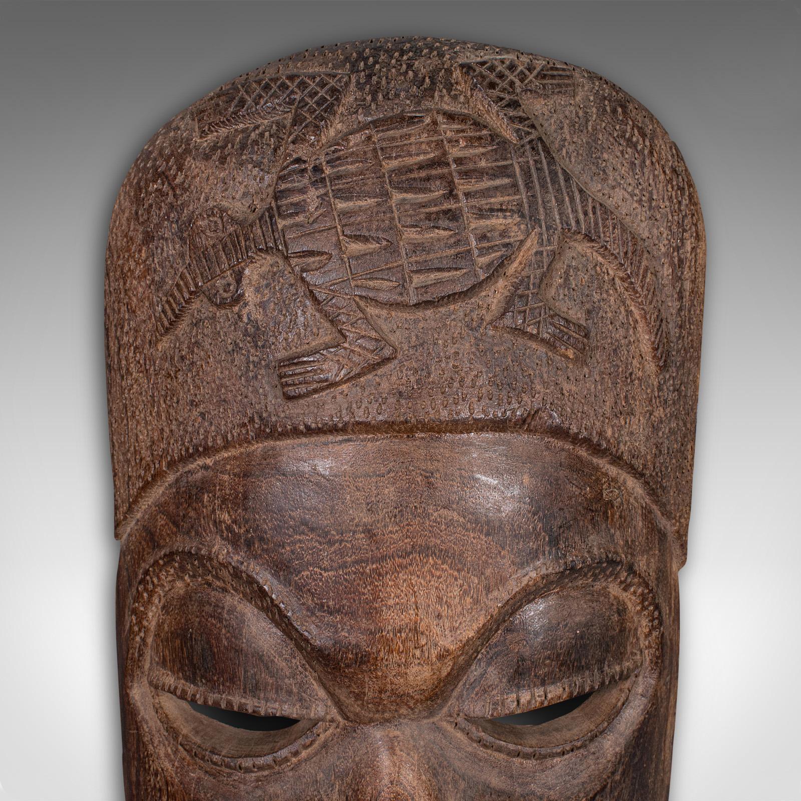 20ième siècle Grand masque d'exposition vintage, africain, bois de fer, sculpté à la main, cérémoniel, tribal en vente