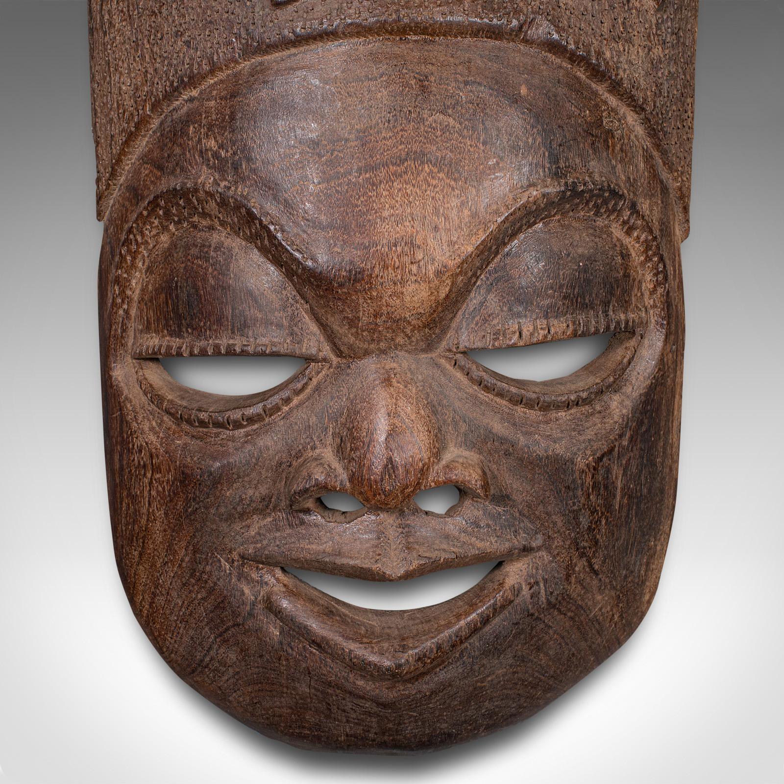 Bois Grand masque d'exposition vintage, africain, bois de fer, sculpté à la main, cérémoniel, tribal en vente