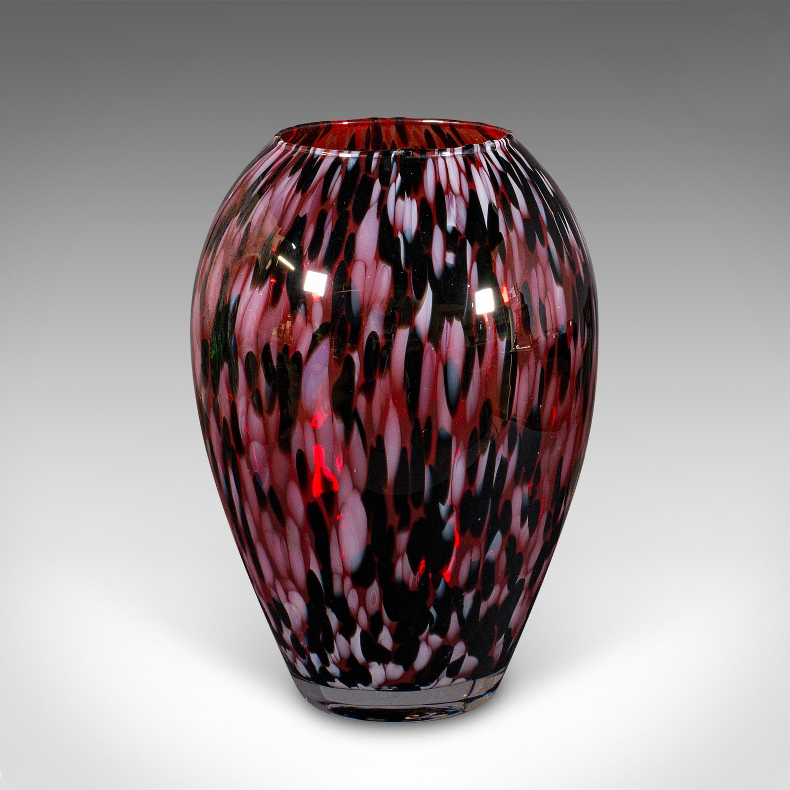 
Il s'agit d'un grand vase d'exposition vintage. Une urne à fleurs italienne en verre d'art, datant de la fin du 20e siècle, vers 1970.

Verre italien remarquable avec une finition décorative qui attire l'attention
Présente une patine d'usage