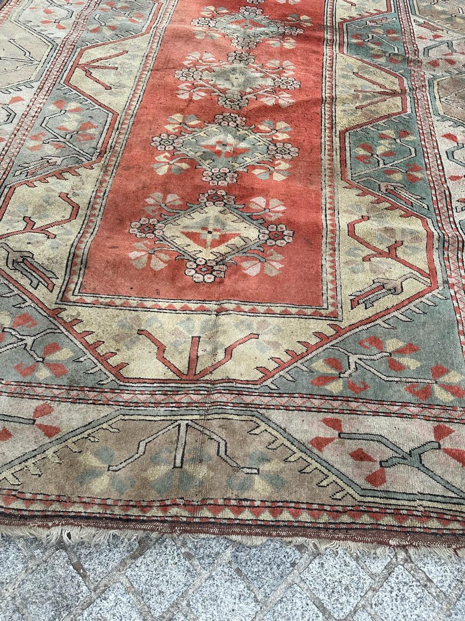Türkischer Teppich aus der Mitte des Jahrhunderts mit geometrischem Muster und hellen Farben, vollständig handgeknüpft mit Wolle auf Wollbasis 
Einige Abnutzungen 

✨✨✨
