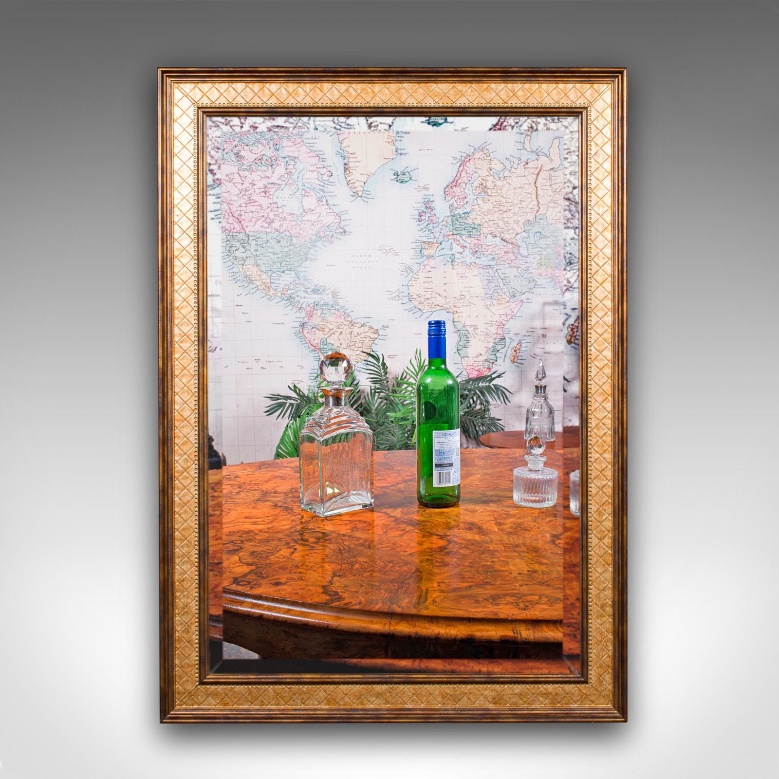 Il s'agit d'un grand miroir de coiffeuse vintage. Miroir de chambre à coucher, de dressing ou de vestibule, peint en doré, datant de la fin du XXe siècle, vers 1970.

Miroir vintage aux proportions généreuses, parfait pour la chambre à coucher ou le