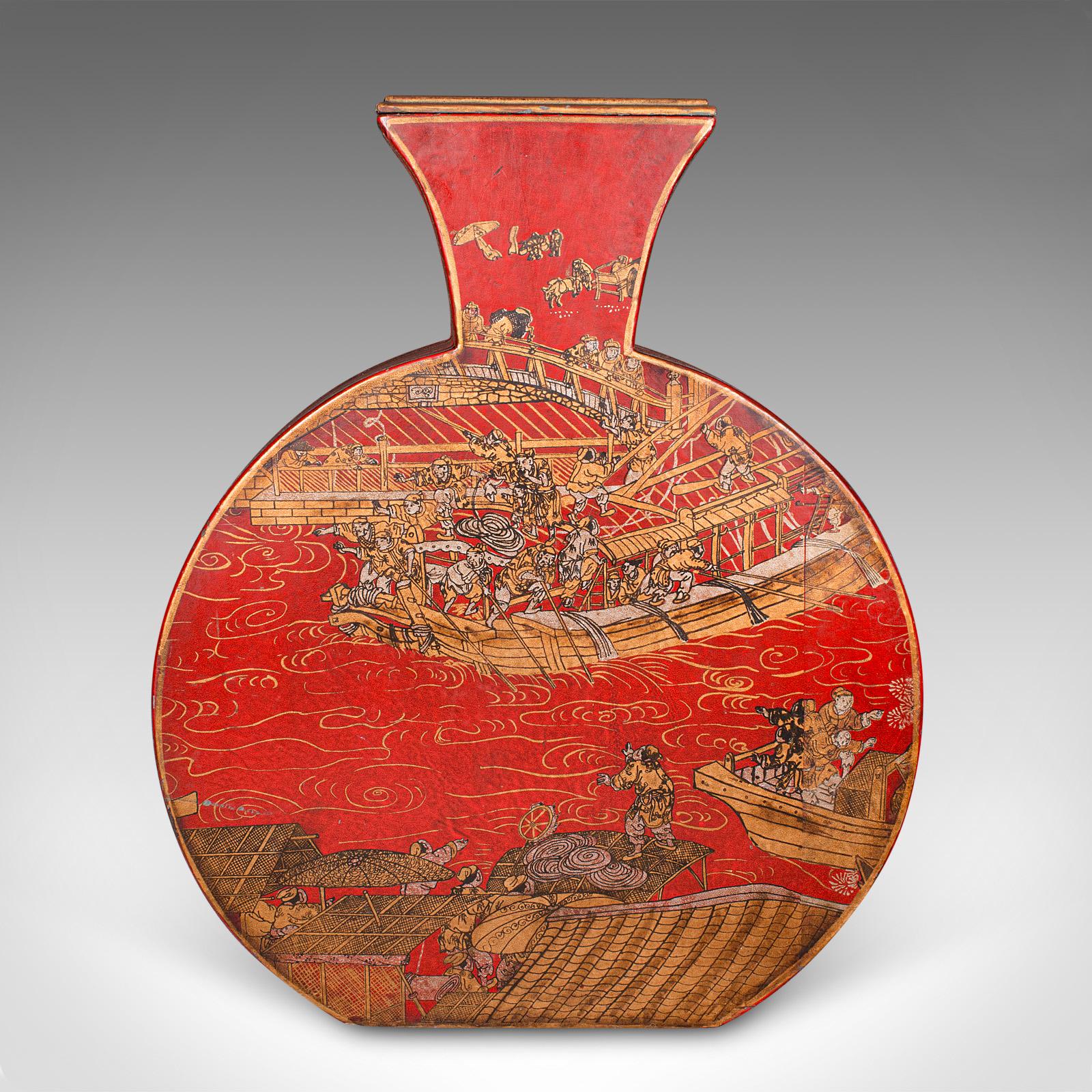 Dies ist eine große Vintage-Vase für Trockenblumen. Chinesische dekorative Trommelvase aus gewachstem Papier auf Karton, aus dem späten 20. Jahrhundert, um 1970.

Tolle Farben und ein auffälliges vergoldetes Dekor im Chinoiserie-Stil
Mit