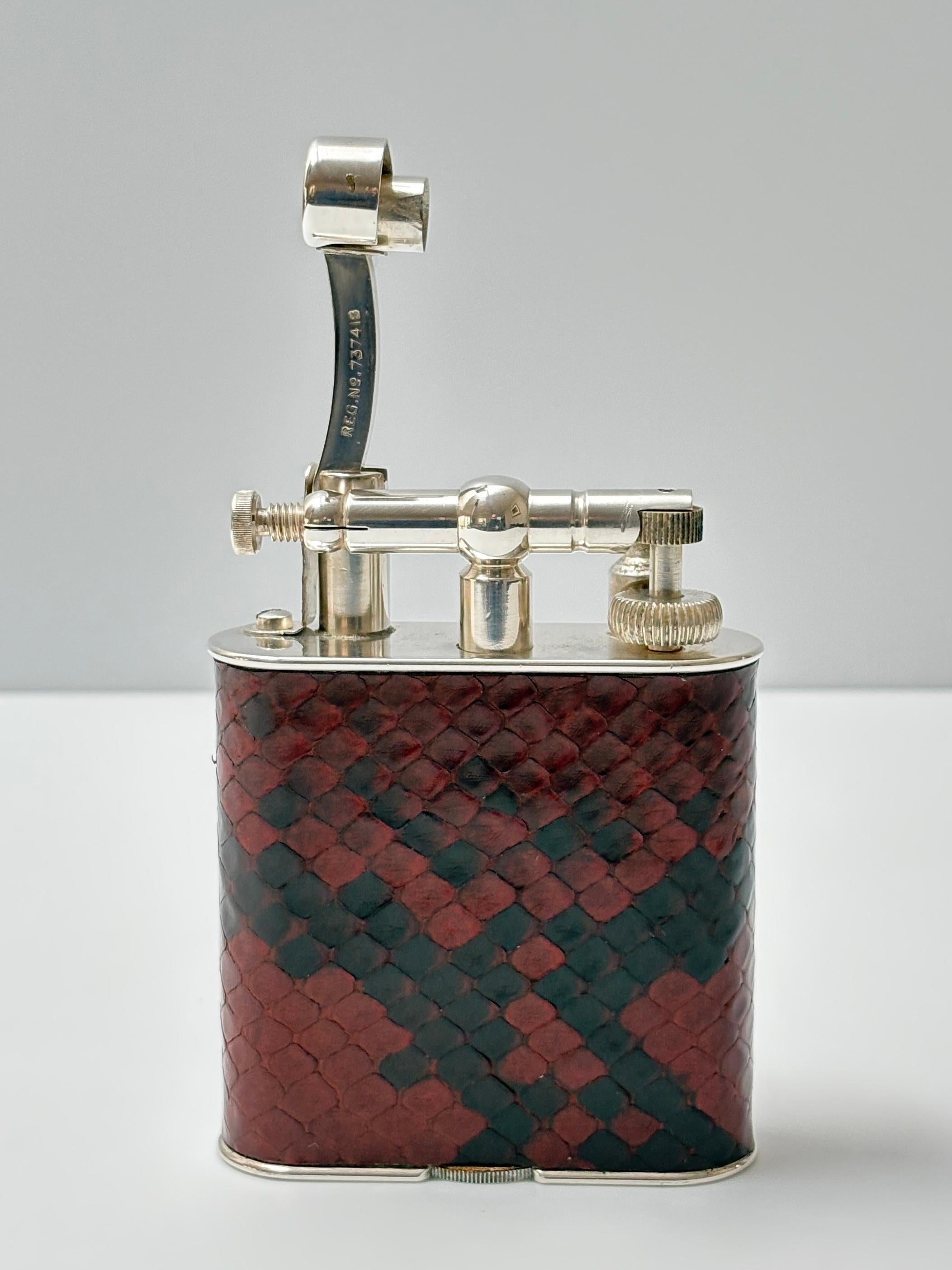 Accendino d'epoca Dunhill di grandi dimensioni con decorazione in pelle di lucertola applicata, circa 1920.

Questo meraviglioso accendino da tavolo dal design raro di Dunhill è stato realizzato con grande cura.
L'incredibile  La decorazione in