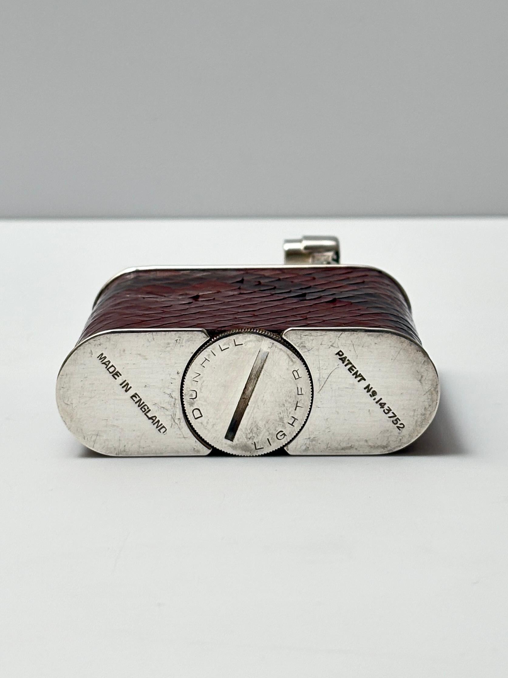Grande accendino d'epoca Dunhill con decorazione in pelle di lucertola applicata, circa 1920 In condizioni ottime in vendita a London, GB