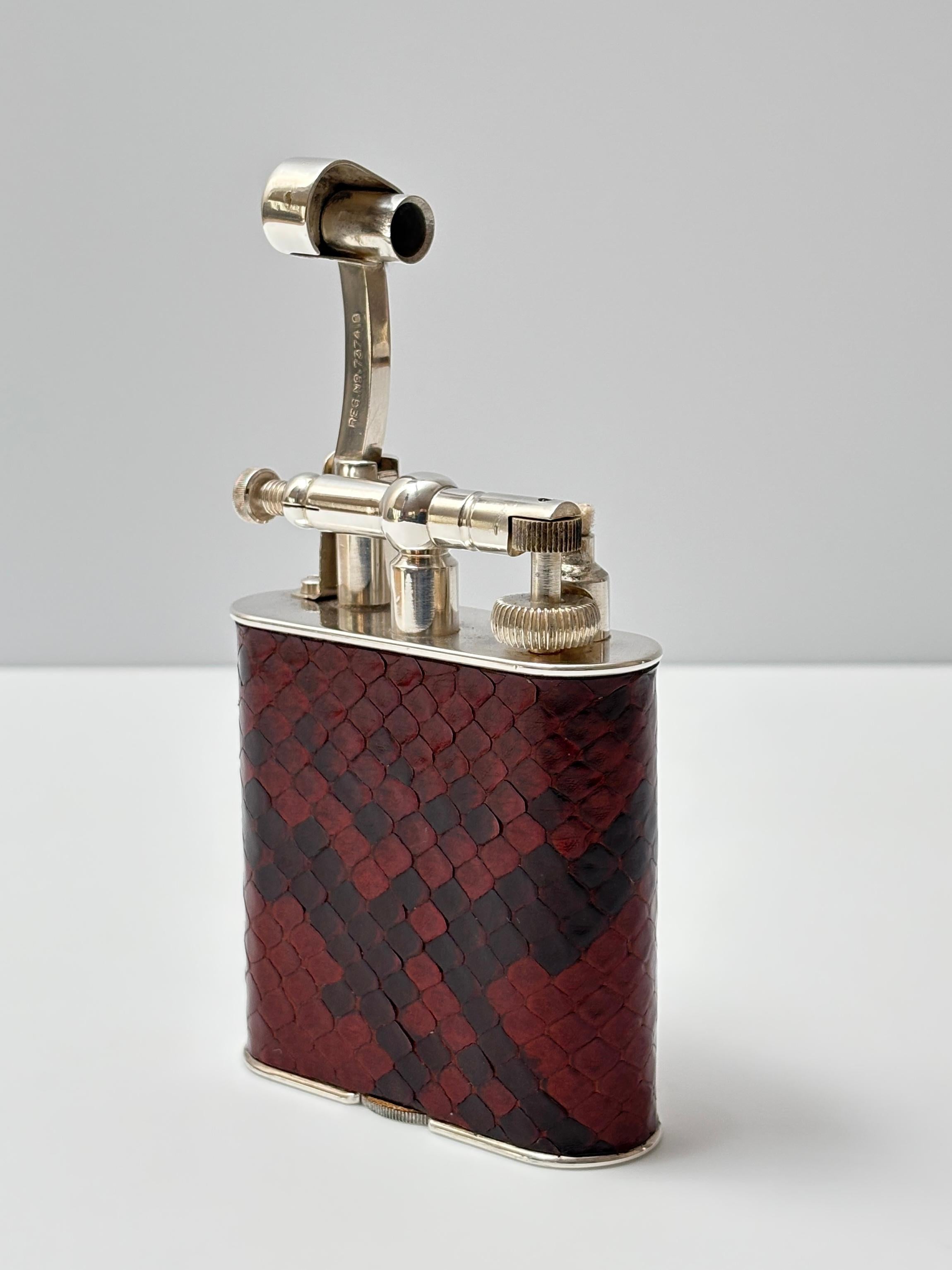 Lucertola Grande accendino d'epoca Dunhill con decorazione in pelle di lucertola applicata, circa 1920 in vendita