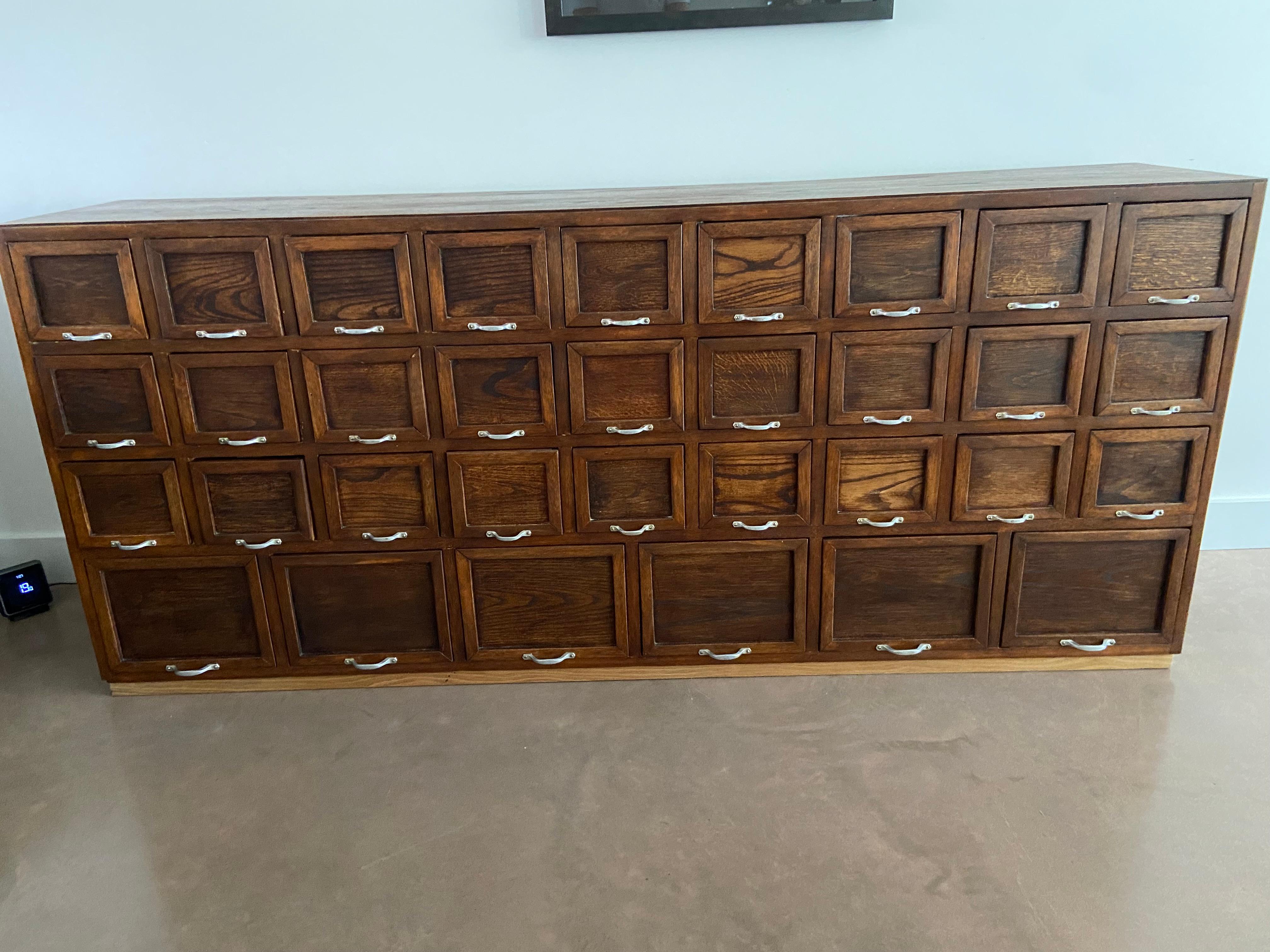 Mobile da merceria vintage degli anni '50
Realizzato in Oak e proveniente dai Paesi Bassi.

Il mobile è in perfetto stato, tutti i cassetti funzionano senza problemi.

NB nelle prime immagini il battiscopa inferiore dell'armadio sembra di un colore