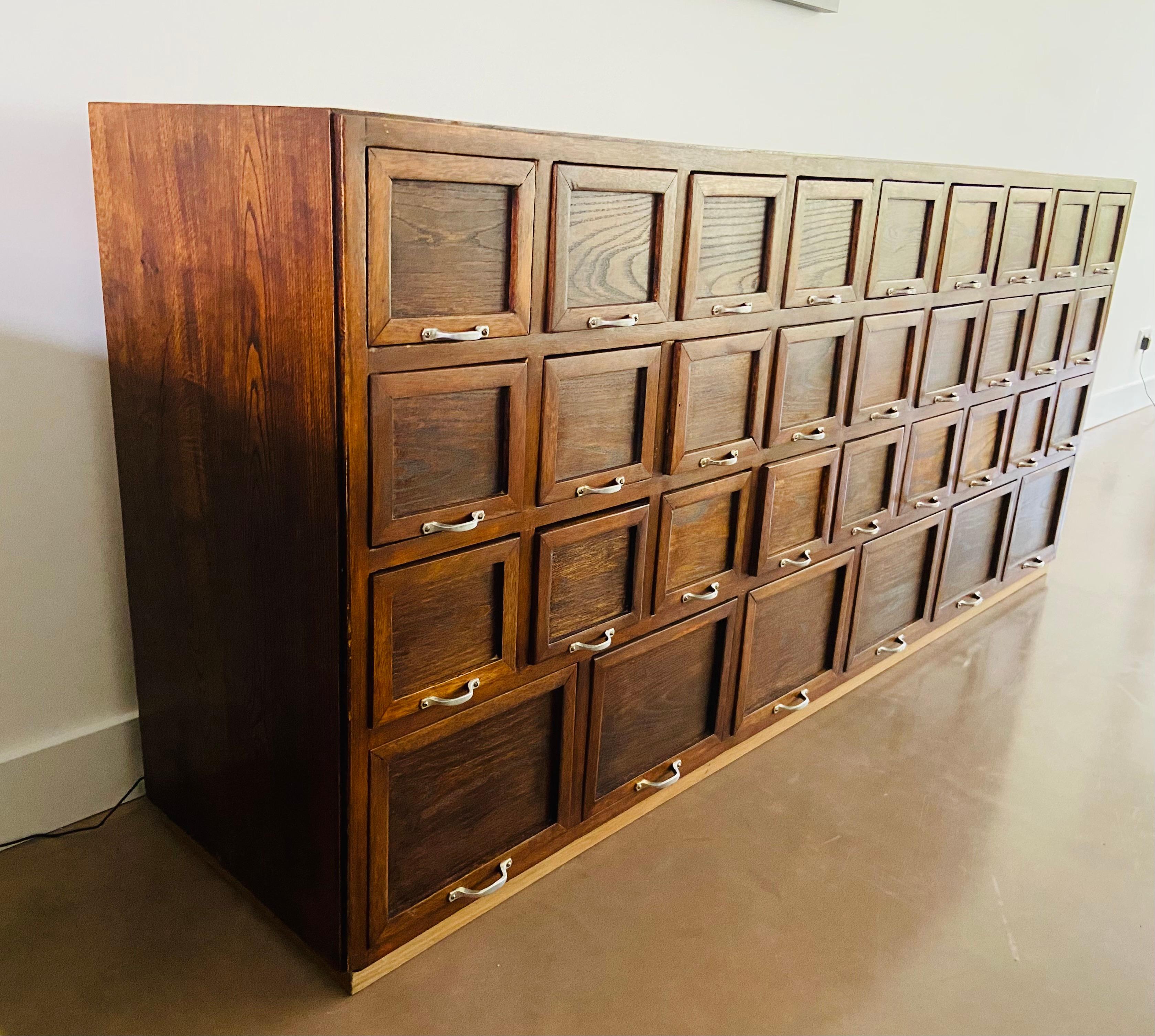 Metà XX secolo Grande mobile da merceria olandese vintage degli anni '50 in vendita