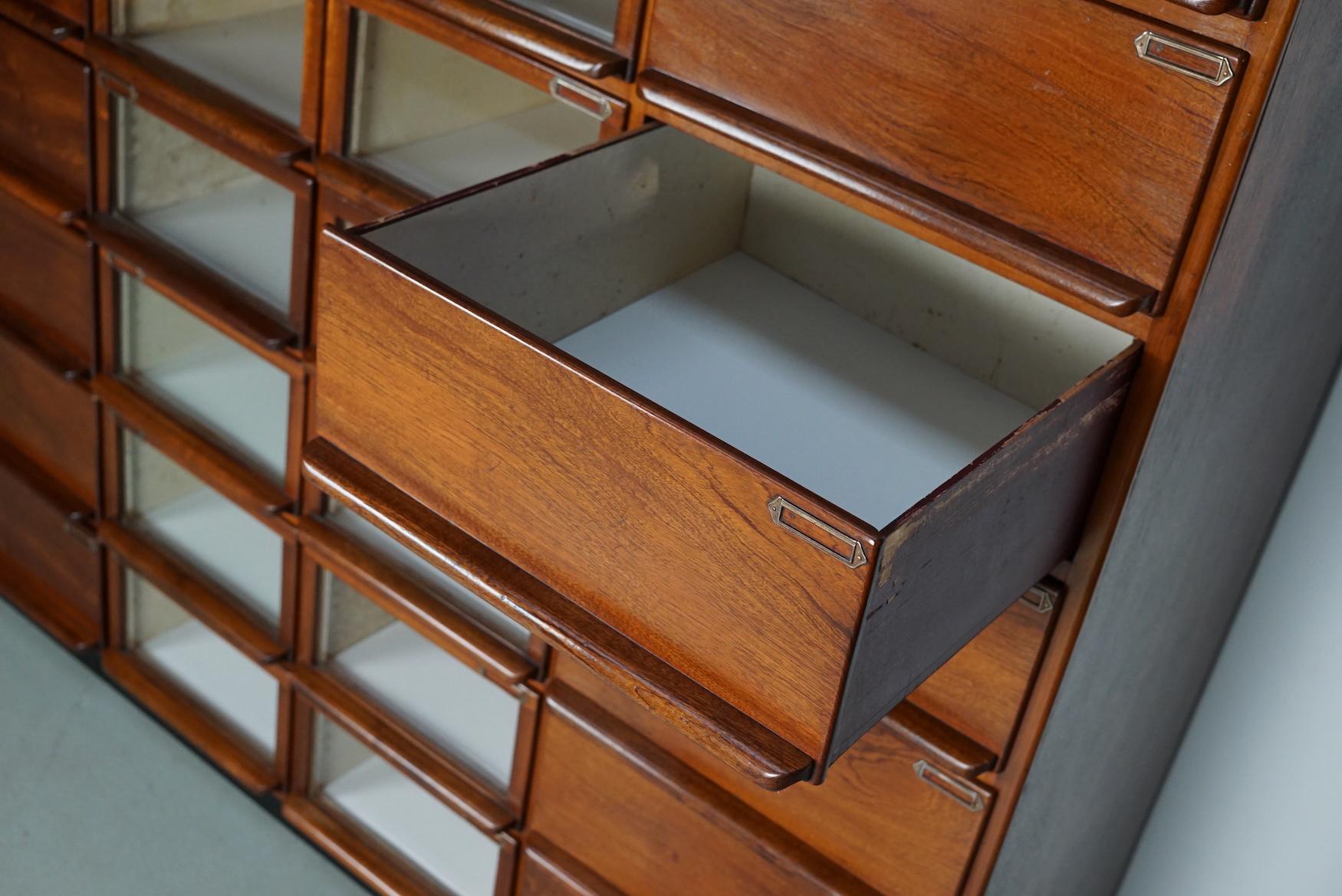 Grand meuble de rangement Haberdashery Shop en bois dur néerlandais, années 1930 en vente 15