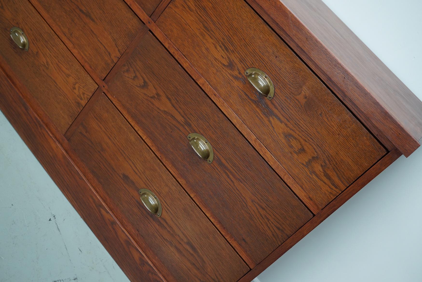 Grand meuble de rangement / buffet Art Déco en chêne néerlandais, années 1930 en vente 4