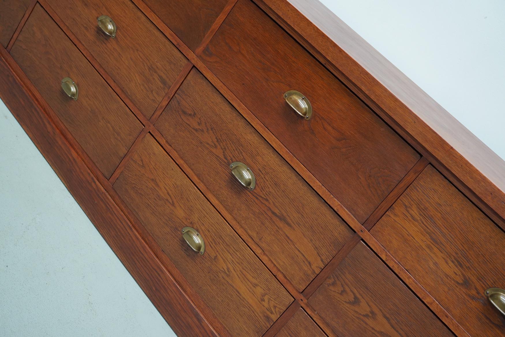 Grand meuble de rangement / buffet Art Déco en chêne néerlandais, années 1930 en vente 5