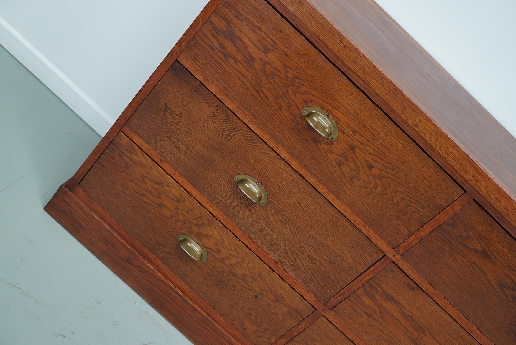 Grand meuble de rangement / buffet Art Déco en chêne néerlandais, années 1930 en vente 6