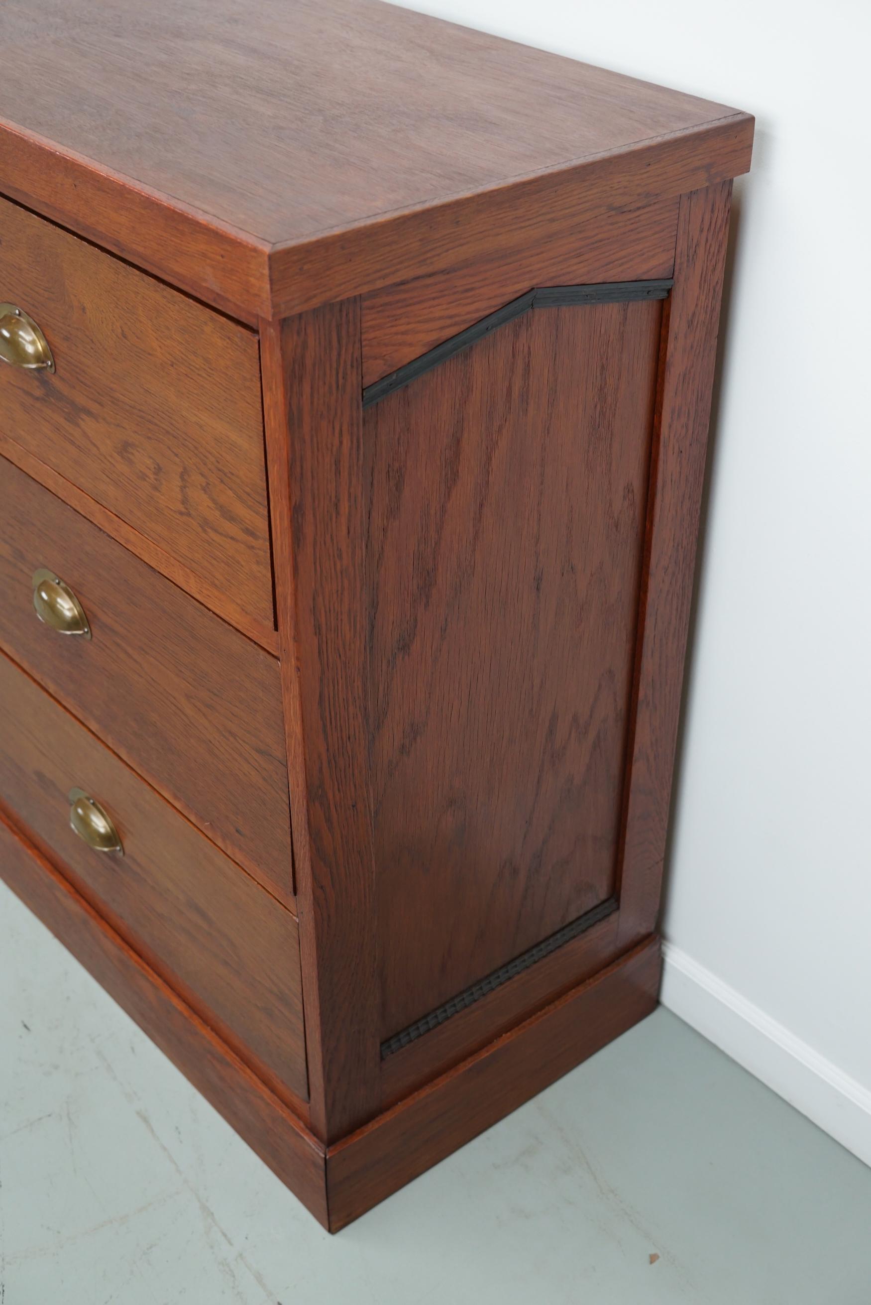 Grand meuble de rangement / buffet Art Déco en chêne néerlandais, années 1930 en vente 7