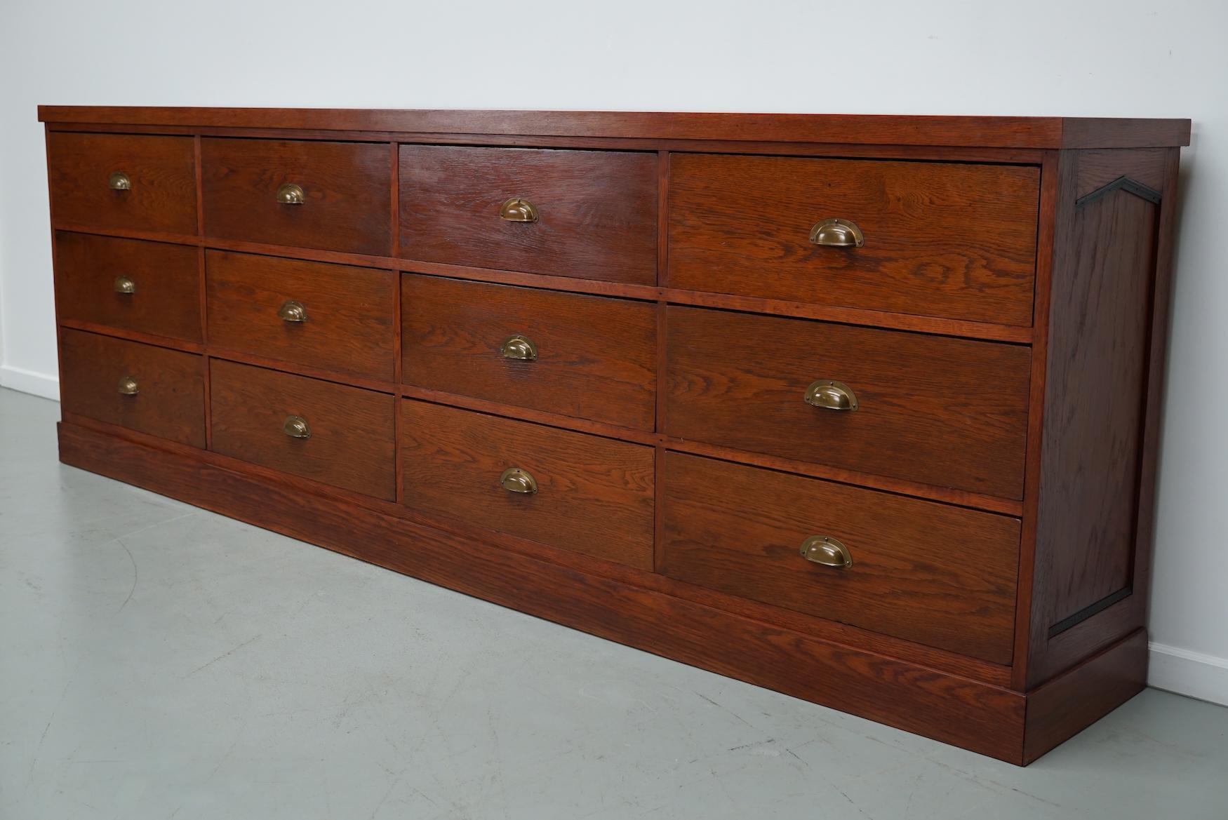 Grand meuble de rangement / buffet Art Déco en chêne néerlandais, années 1930 en vente 8