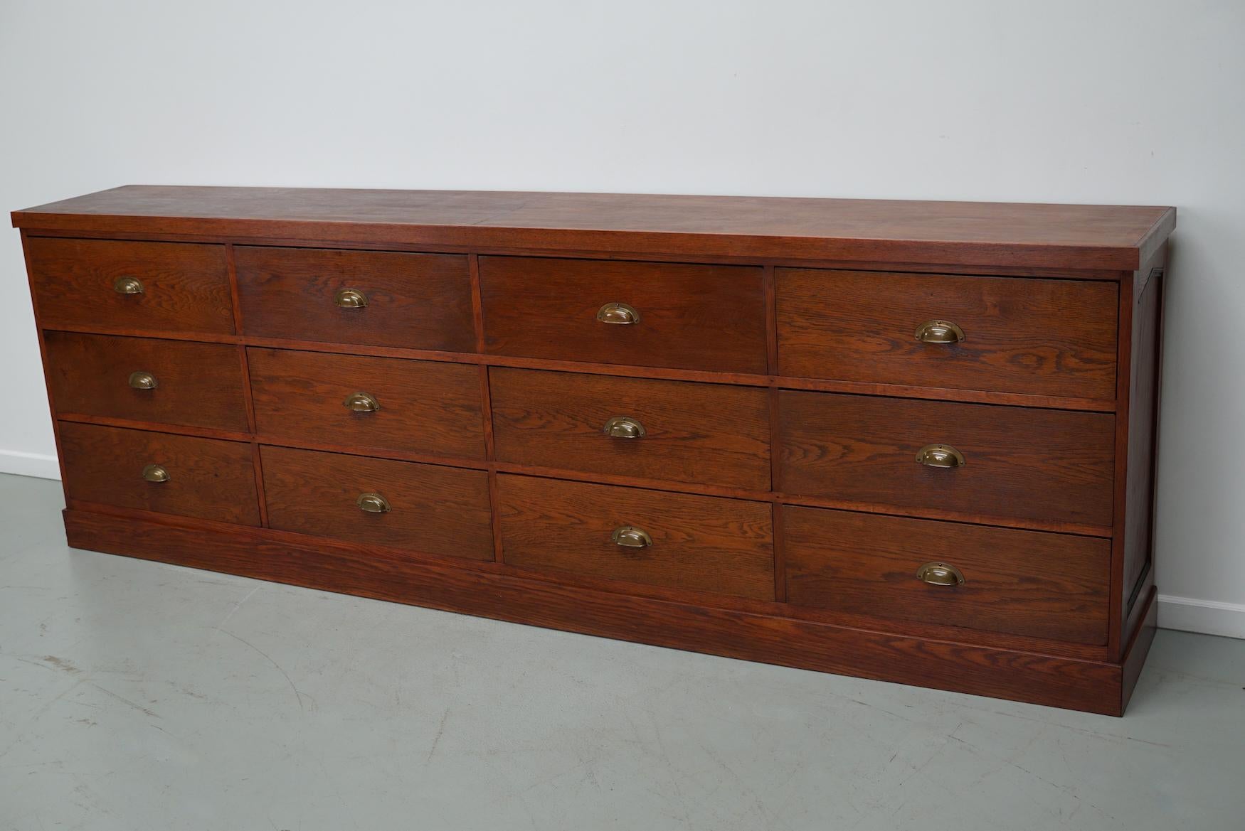 Grand meuble de rangement / buffet Art Déco en chêne néerlandais, années 1930 en vente 9