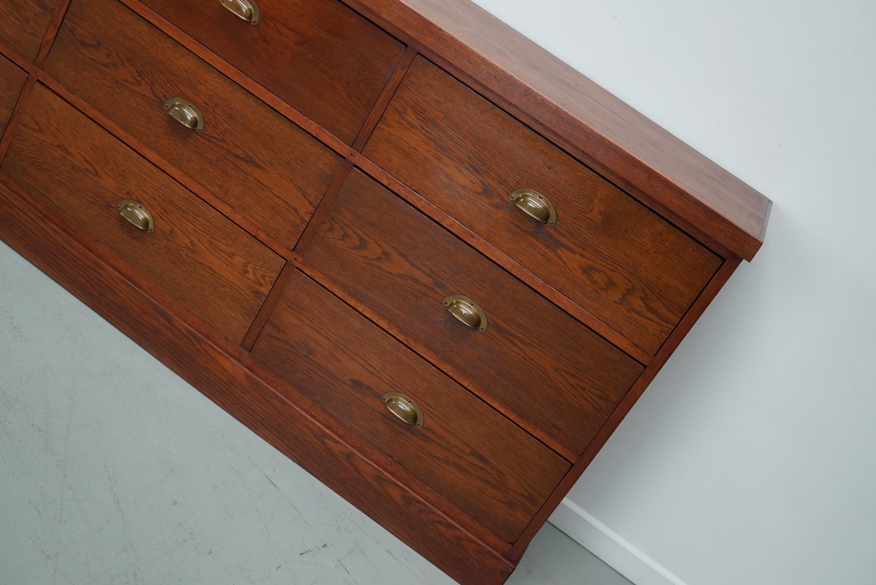 Grand meuble de rangement / buffet Art Déco en chêne néerlandais, années 1930 en vente 10