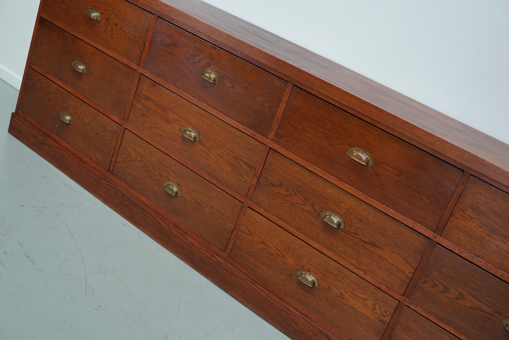 Grand meuble de rangement / buffet Art Déco en chêne néerlandais, années 1930 en vente 11