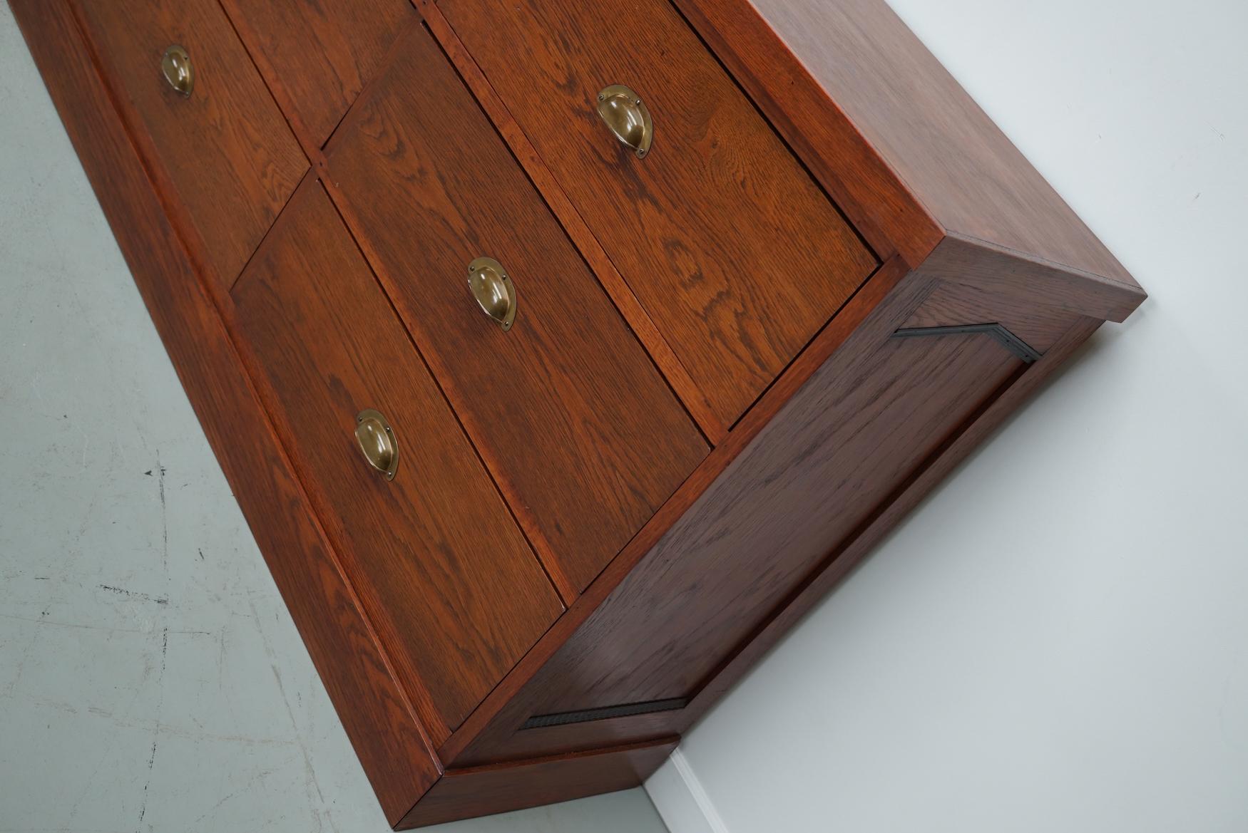 Grand meuble de rangement / buffet Art Déco en chêne néerlandais, années 1930 en vente 12