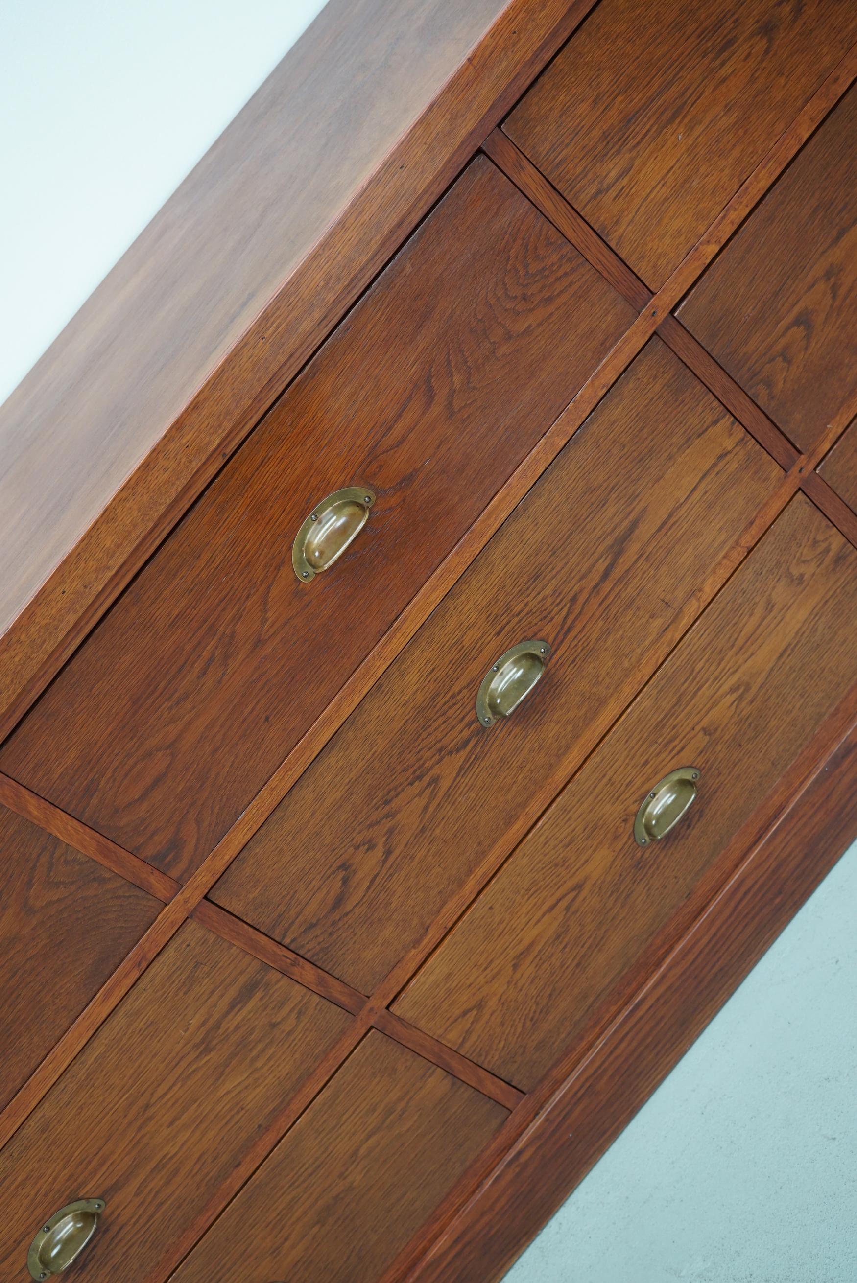 Art déco Grand meuble de rangement / buffet Art Déco en chêne néerlandais, années 1930 en vente