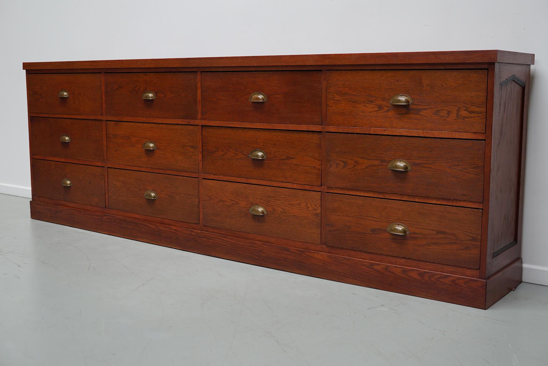 Grand meuble de rangement / buffet Art Déco en chêne néerlandais, années 1930 Bon état - En vente à Nijmegen, NL
