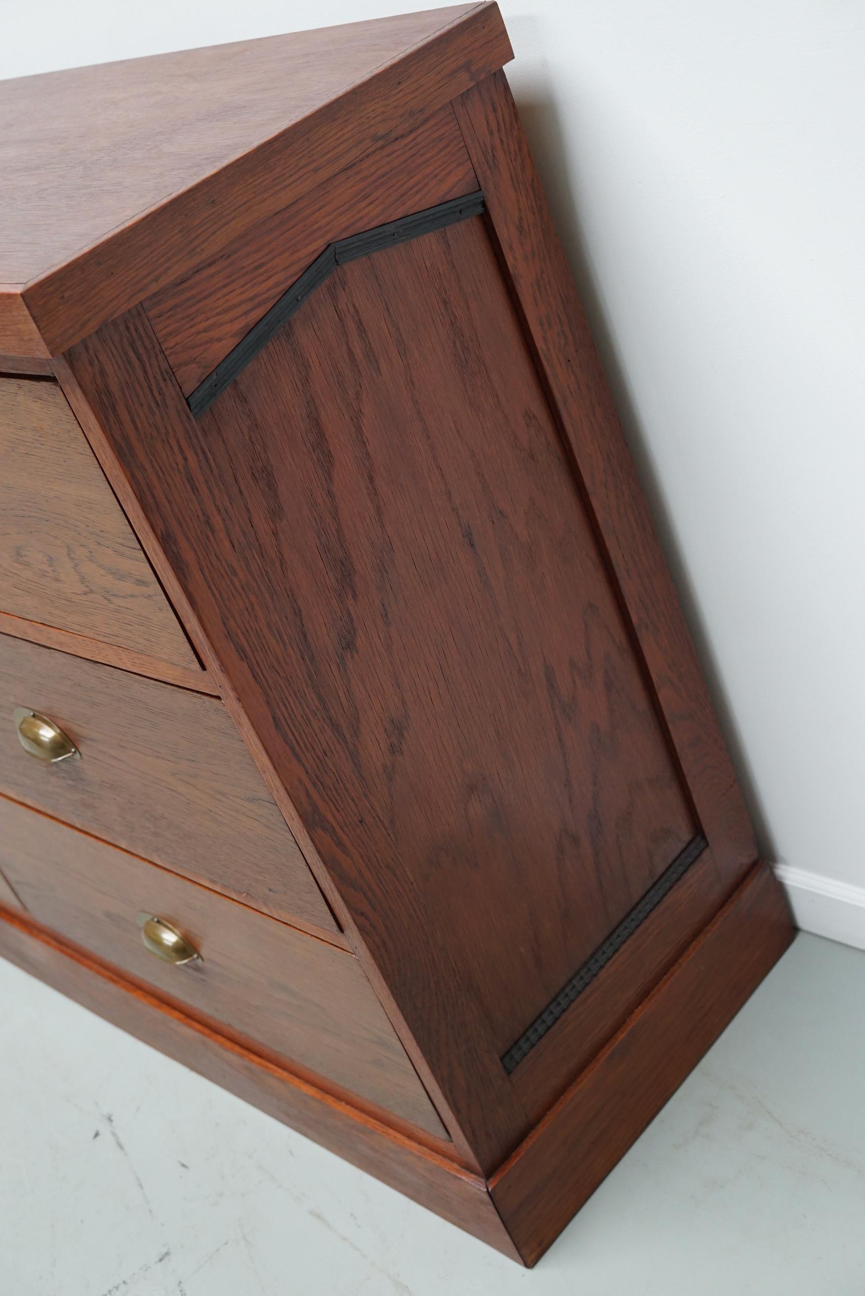 Milieu du XXe siècle Grand meuble de rangement / buffet Art Déco en chêne néerlandais, années 1930 en vente