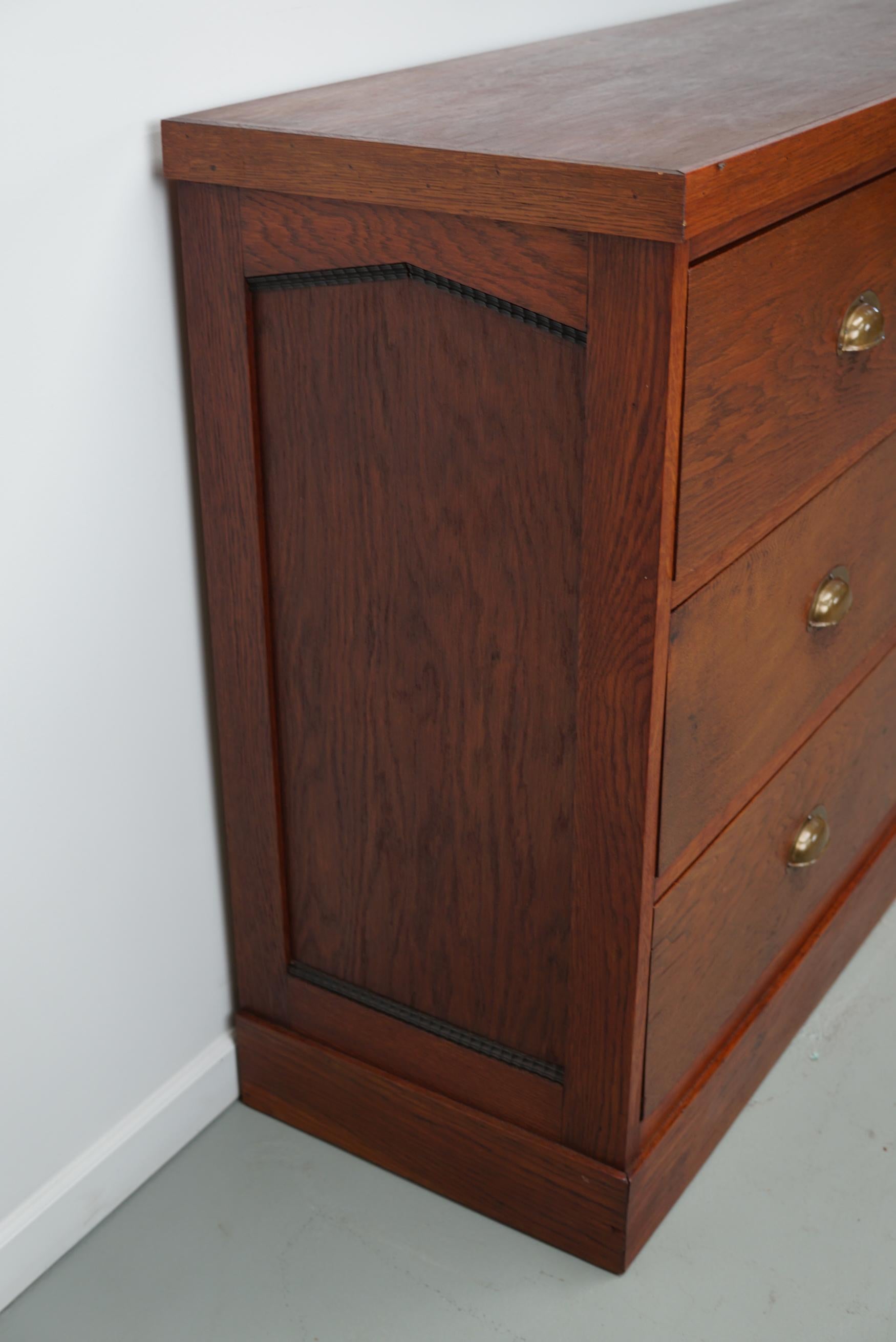 Grand meuble de rangement / buffet Art Déco en chêne néerlandais, années 1930 en vente 1