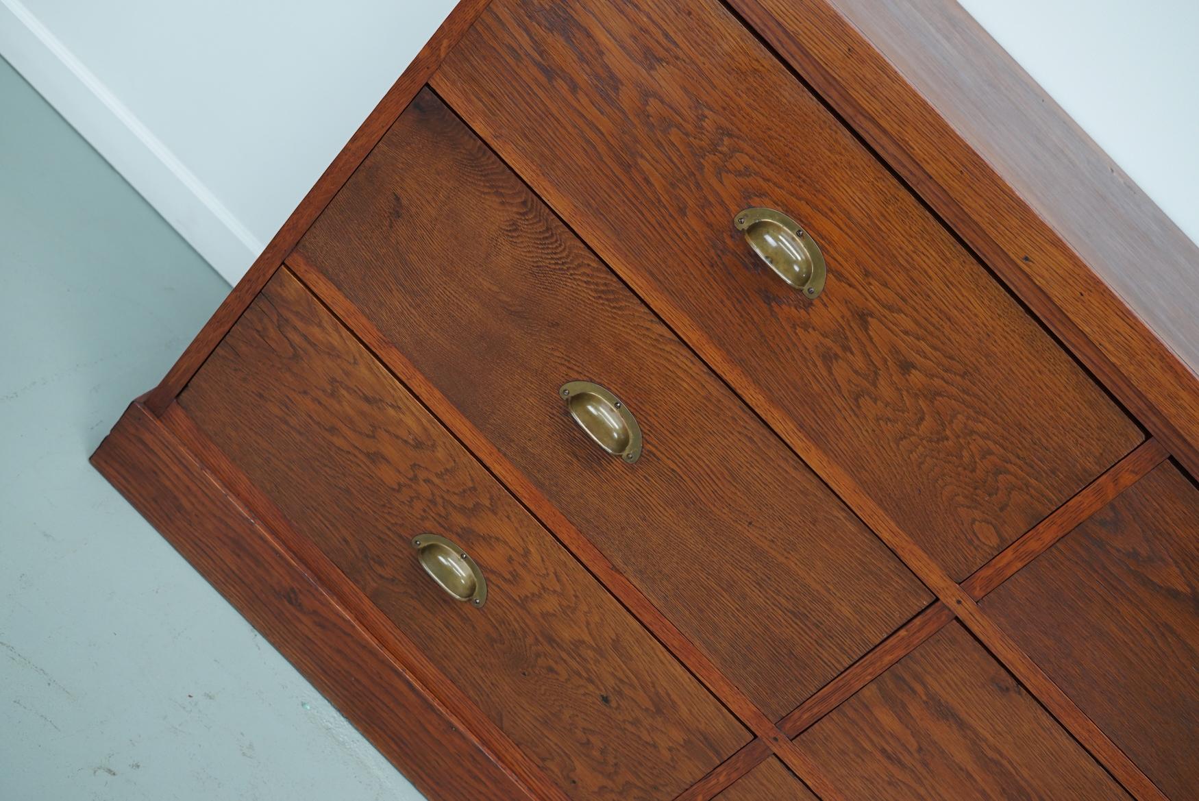 Grand meuble de rangement / buffet Art Déco en chêne néerlandais, années 1930 en vente 2