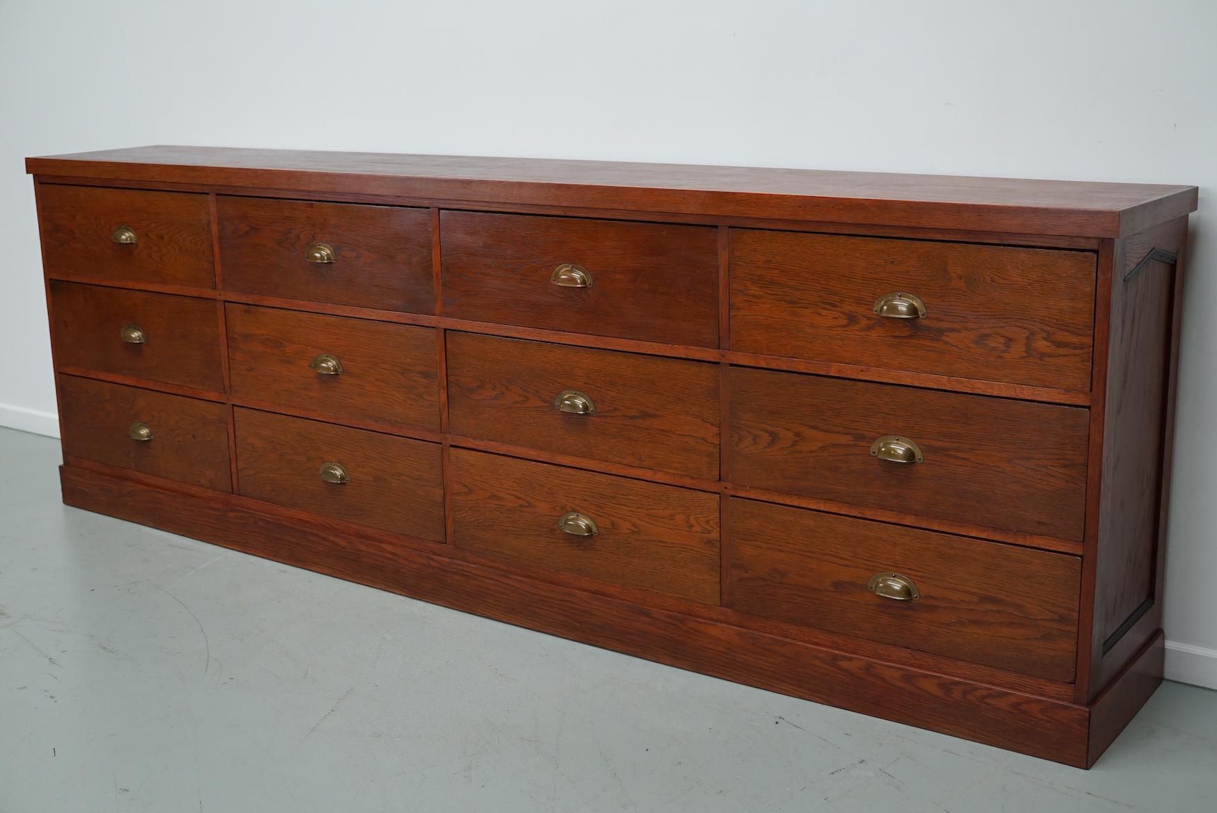 Grand meuble de rangement / buffet Art Déco en chêne néerlandais, années 1930 en vente 3
