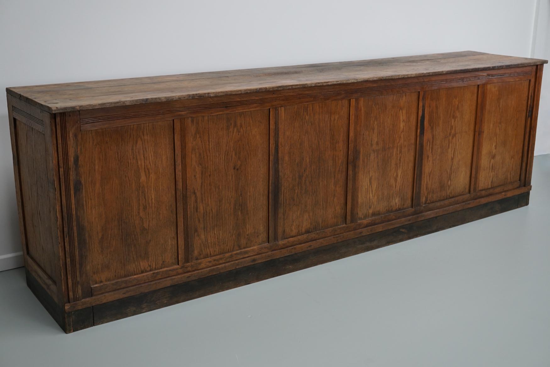 Questo mobile è stato prodotto negli anni '30 nei Paesi Bassi. Dispone di 9 ampi e funzionali cassetti in Oak con ferramenta in metallo. Grazie ai pannelli, può essere utilizzato anche come isola della cucina o come bancone del negozio. Presenta