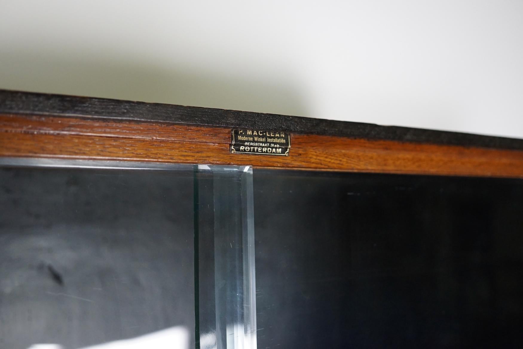 Ce meuble de mercerie a été fabriqué dans les années 1930 aux Pays-Bas. Cette pièce comporte 27 tiroirs en chêne avec ou sans façades en verre et poignées en métal. Il a été utilisé à l'origine dans un magasin de fournitures de couture et de tissus
