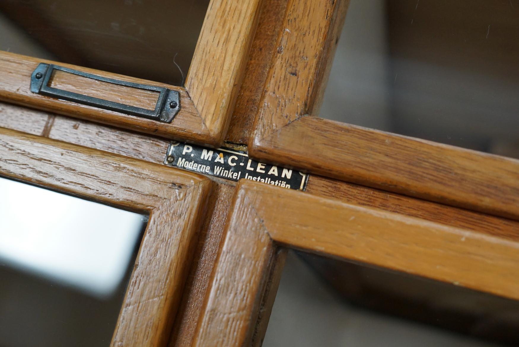 Questo mobile da merceria è stato prodotto negli anni '50 nei Paesi Bassi da P & A. Lean. Questo pezzo presenta 56 cassetti rivestiti di carta in Oak con frontali in vetro e maniglie in metallo. In origine era utilizzato in un negozio di lingerie a