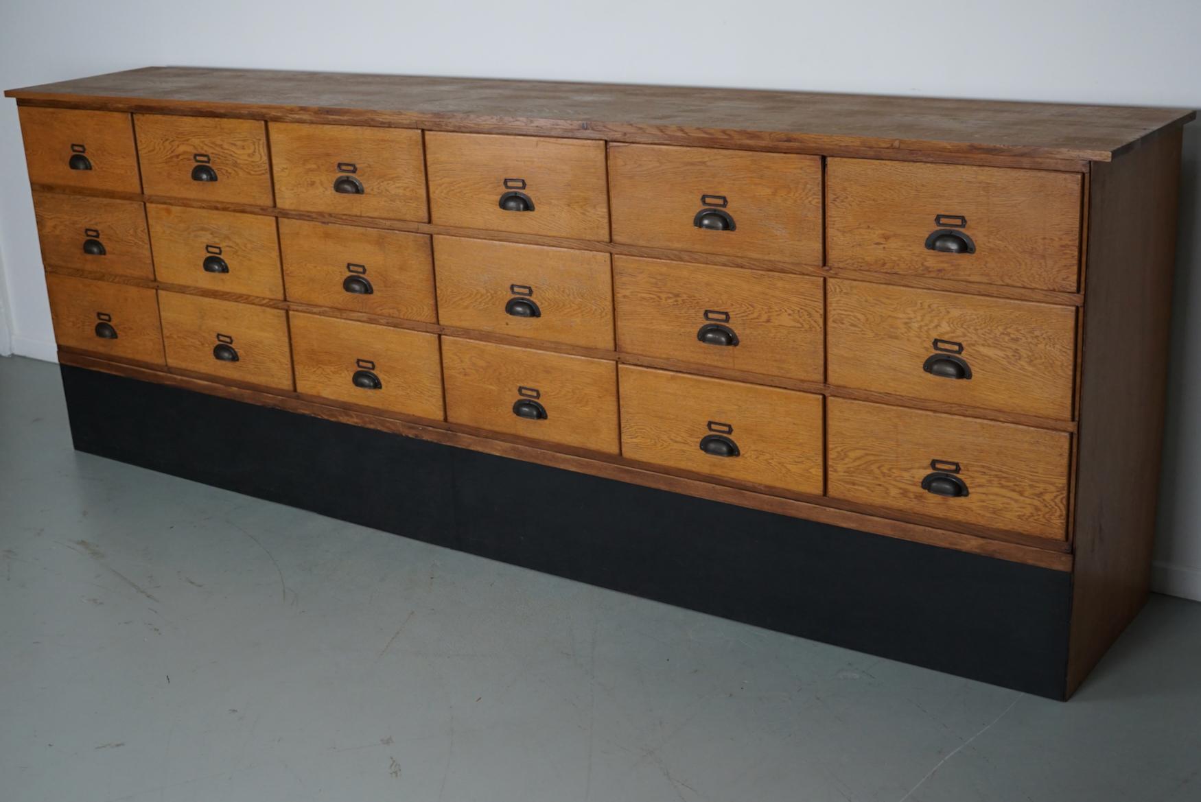 Industriale Grande mobile da negozio / credenza in Oak Oak d'epoca, anni '50 in vendita
