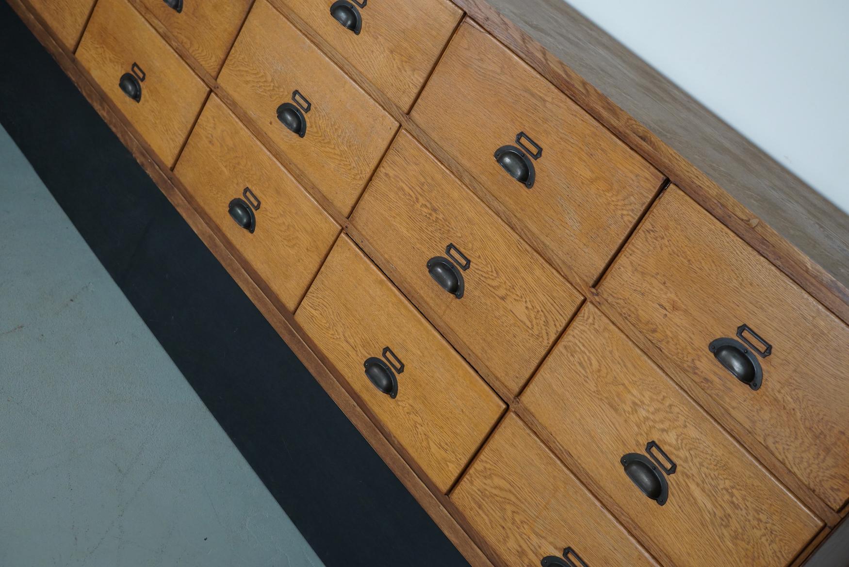 Grande mobile da negozio / credenza in Oak Oak d'epoca, anni '50 In condizioni buone in vendita a Nijmegen, NL