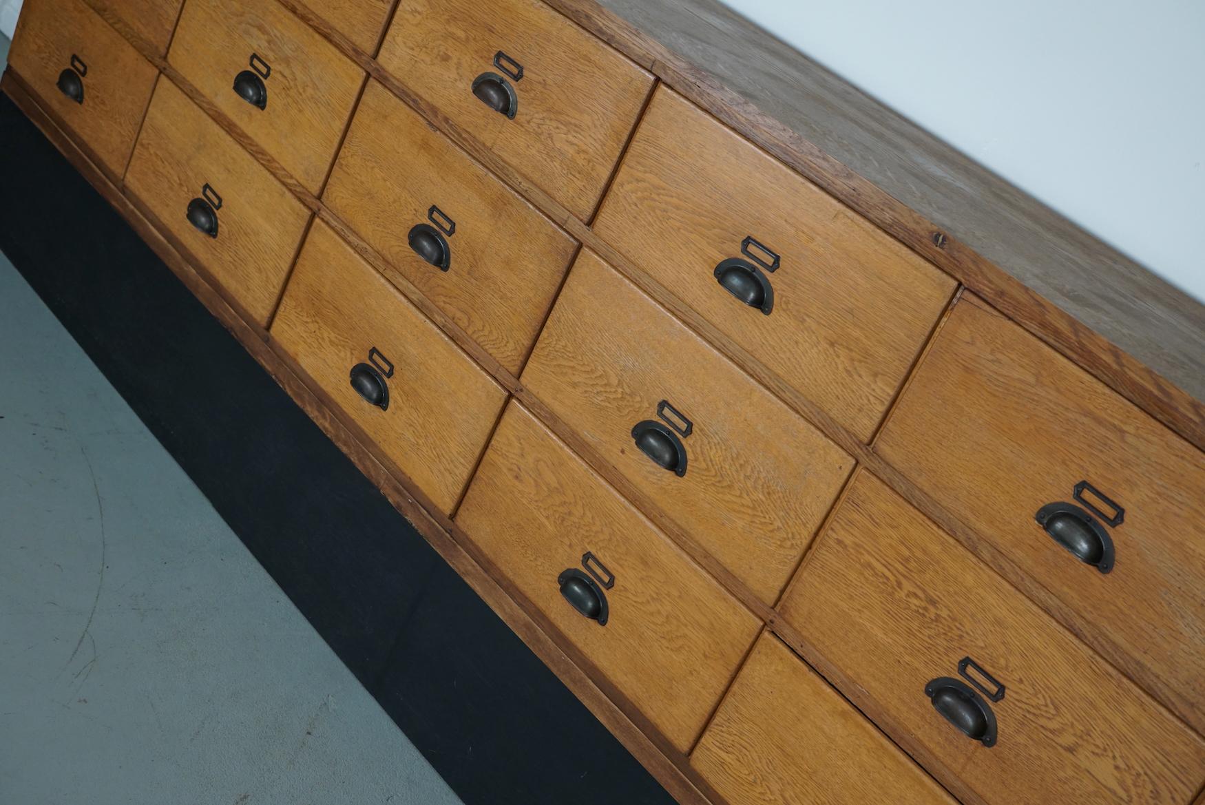 Metà XX secolo Grande mobile da negozio / credenza in Oak Oak d'epoca, anni '50 in vendita